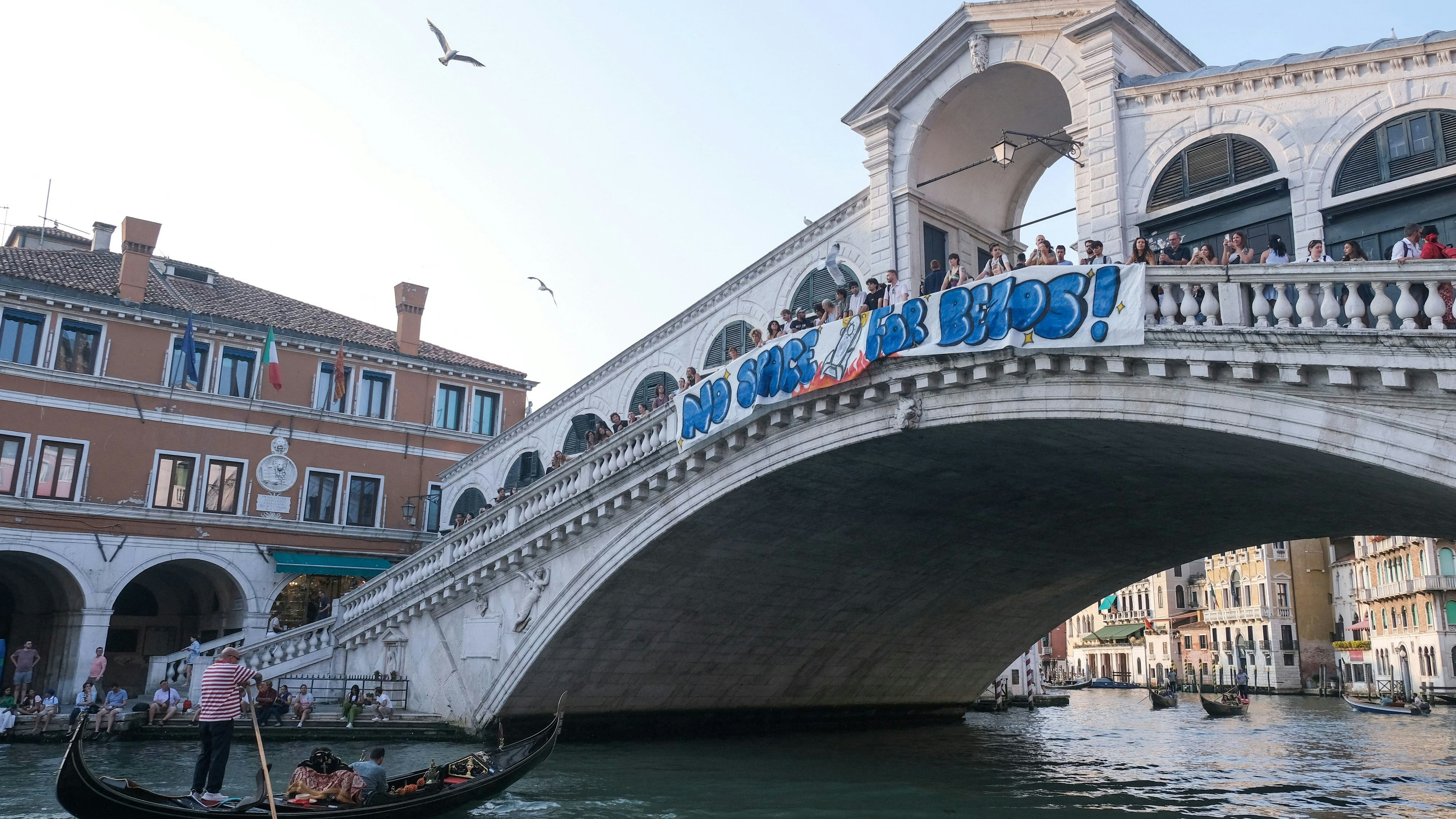 "No Space for Bezos!" an der Rialto Brücke über den Canal Grande.&nbsp;Die Hochzeitsfeier des Multimilliardärs lässt in der Lagunenstadt die Stimmung hochkochen