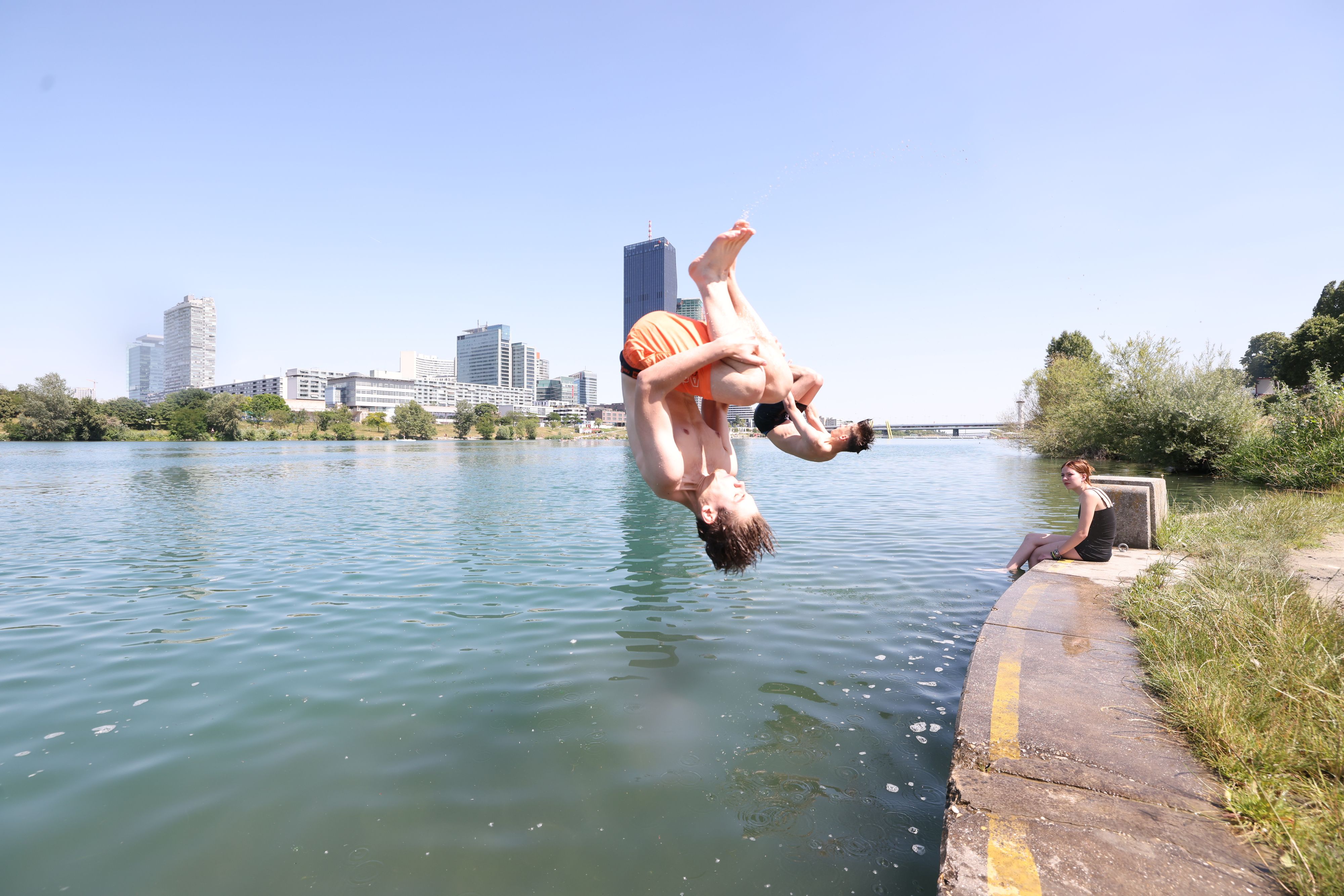 Wiener tauchen bei Temperaturen über 30 Grad auf der Donauinsel ab.