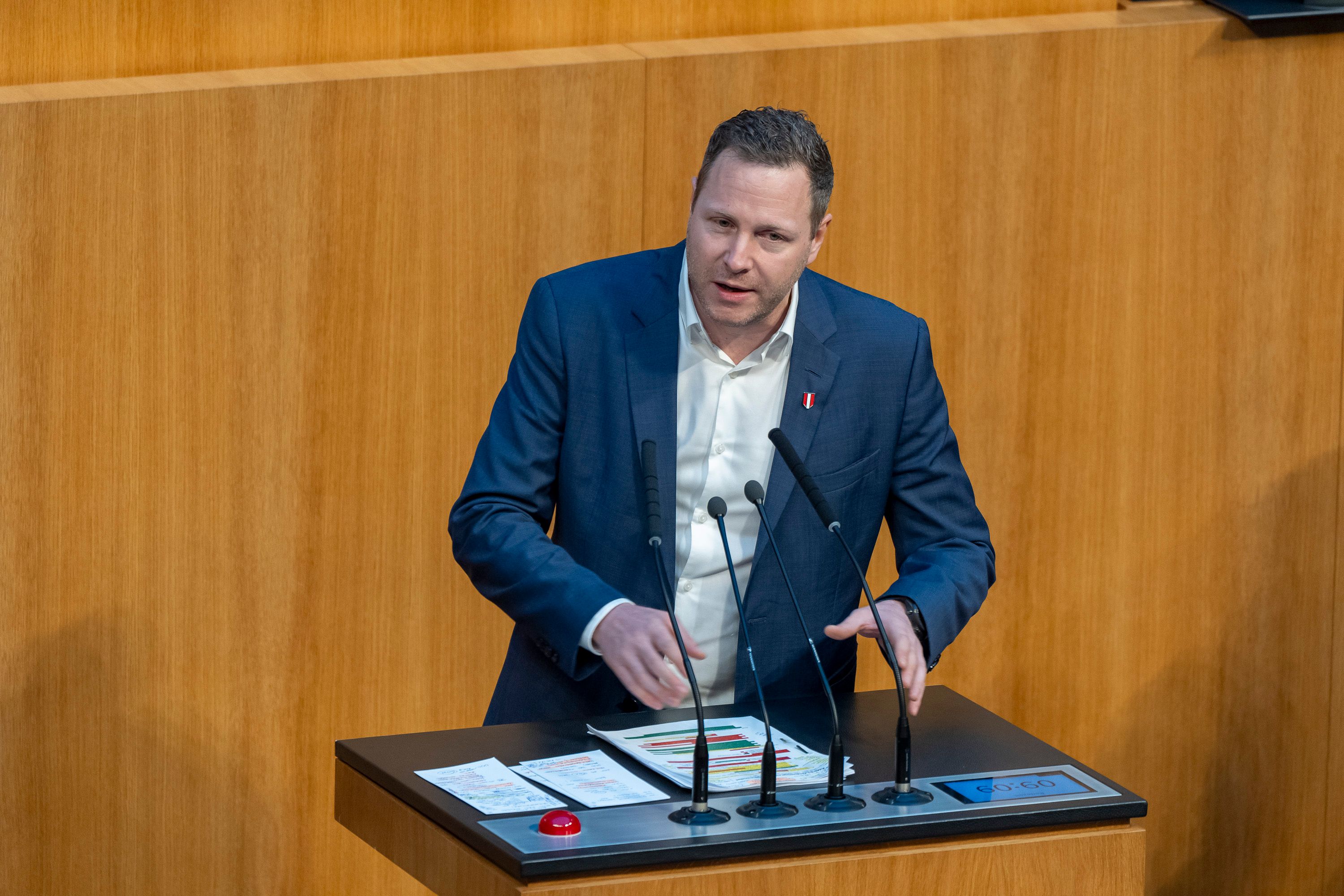 FPÖ-Generalsekretär Michael Schnedlitz übte am Samstag heftige Kritik an der Regierung.