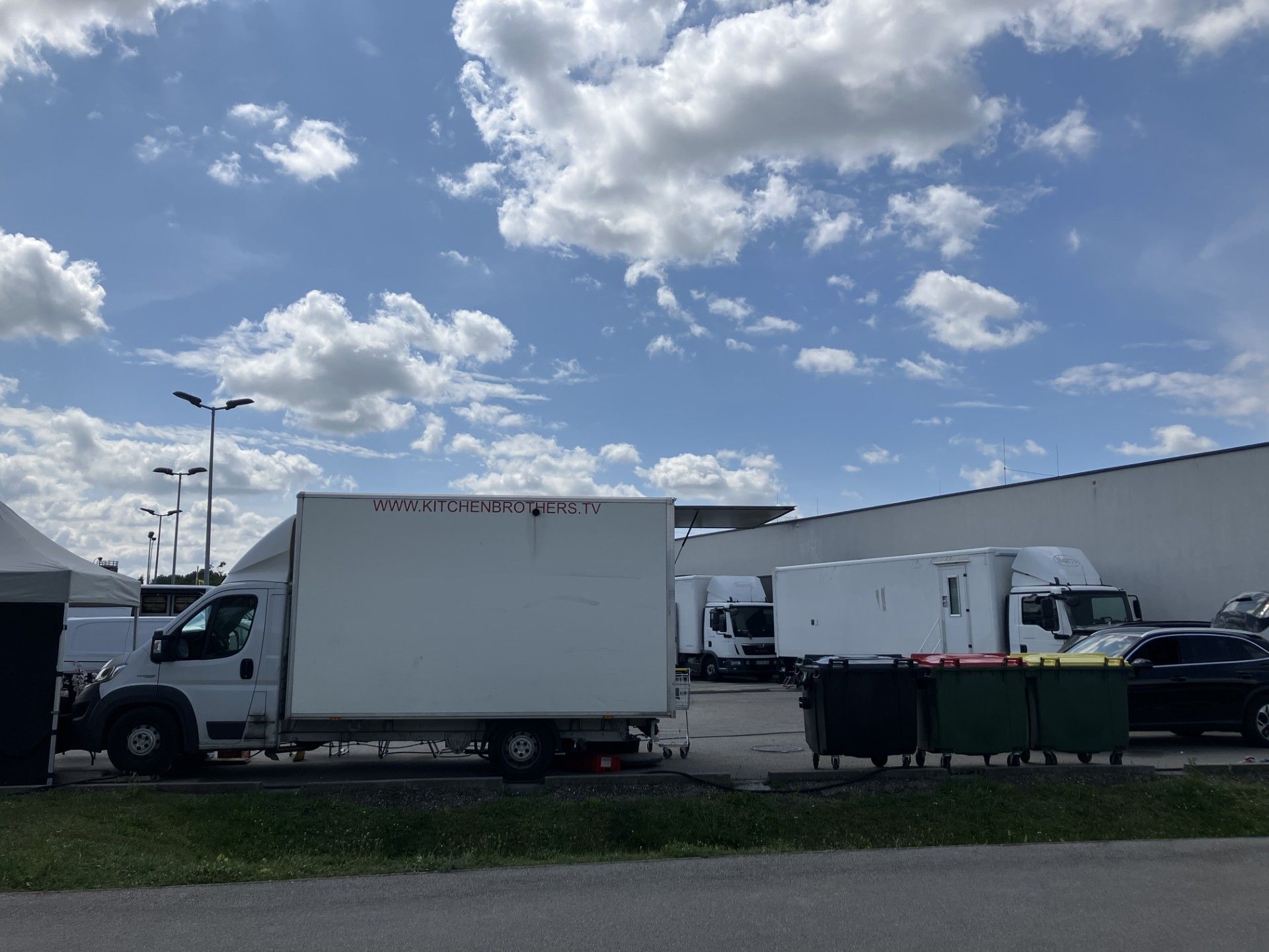 Stehende LKW der Filmcrew sorgen für Aufruhr im kleinen Städtchen. 