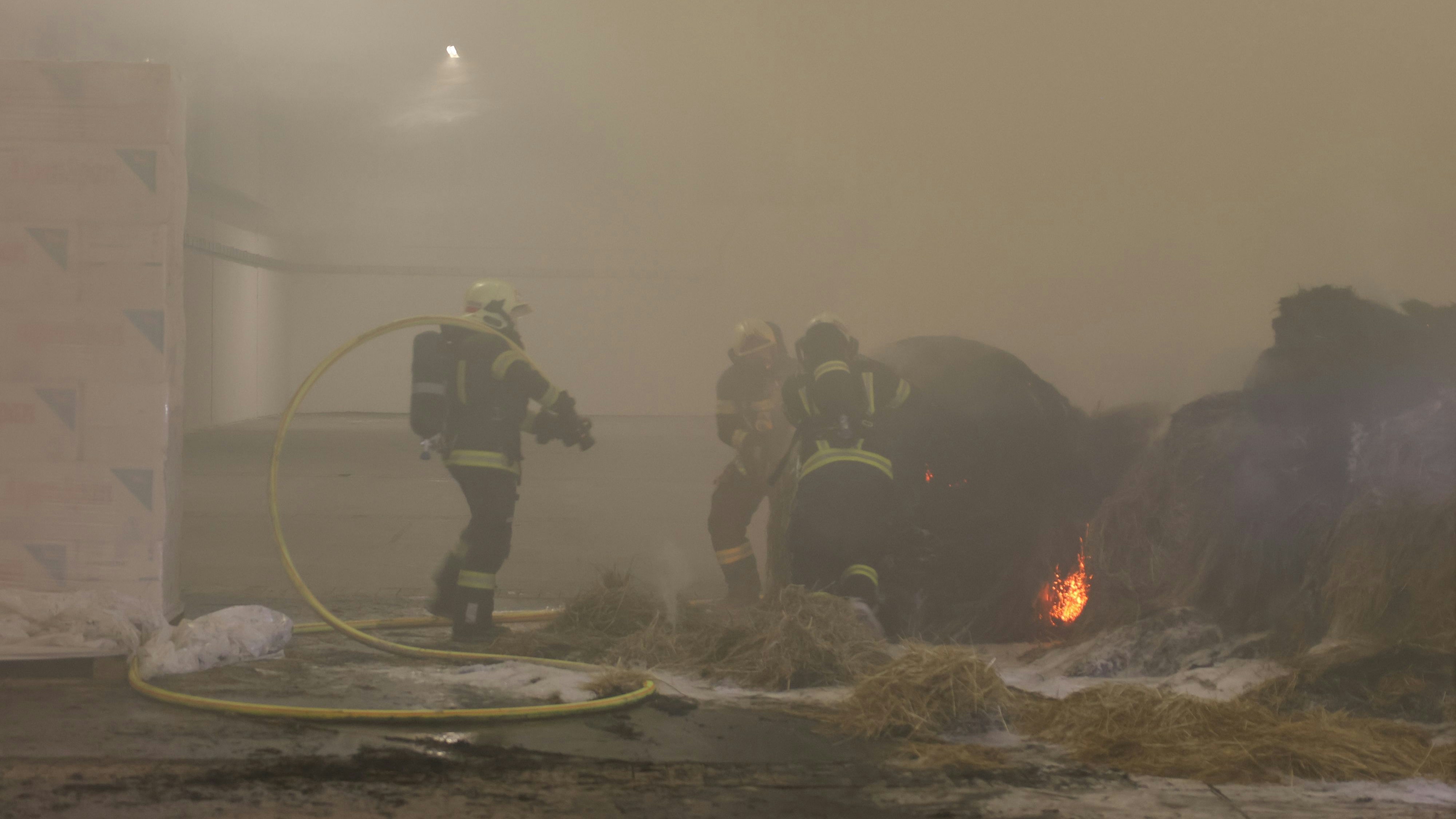 Heute.at - Brand in Messehalle – Feuerwehr steht im Großeinsatz