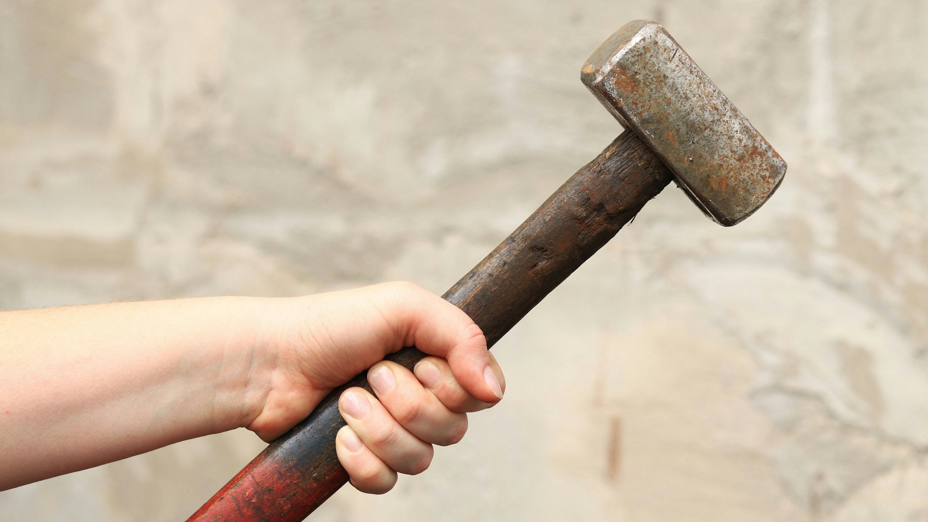 Heute.at - Mordversuch! 22-Jährige prügelt mit Hammer auf Mama ein