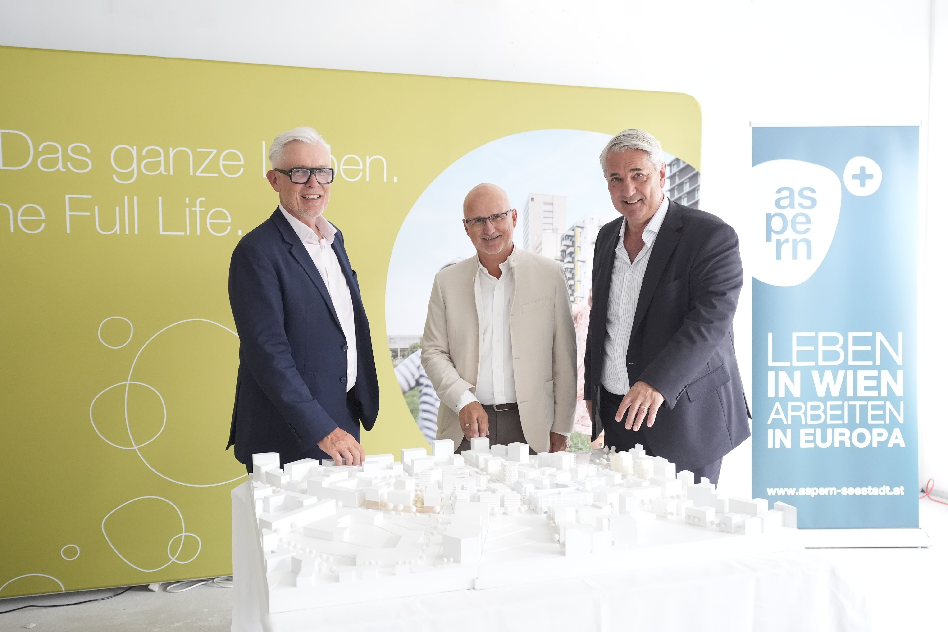 Robert Grüneis, Vorstand der Wien 3420 aspern Development AG, Dieter Groschopf, stv. Geschäftsführer des wohnfonds_wien und Bezirksvorsteher Donaustadt, Ernst Nevrivy (v.l.)