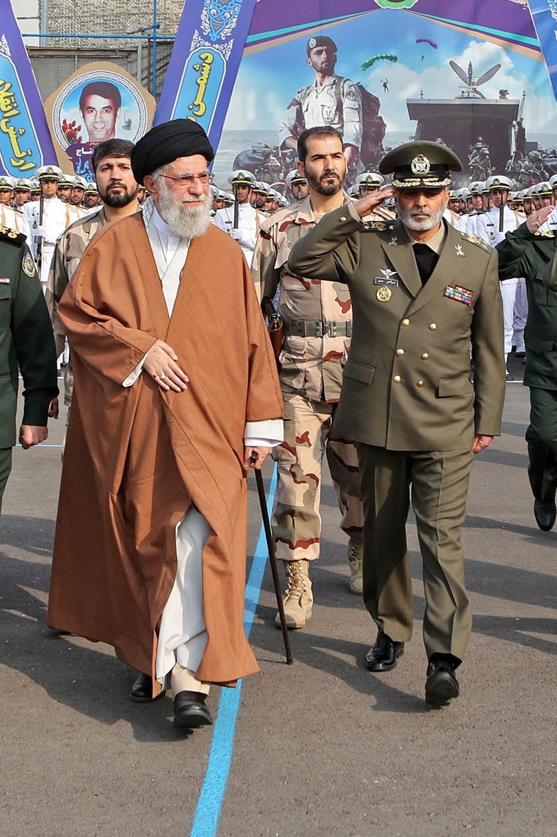 Der oberste Führer des Iran, Ayatollah Ali Khamenei, ist 86 Jahre alt und könnte nun vom Militär ausgehebelt werden
