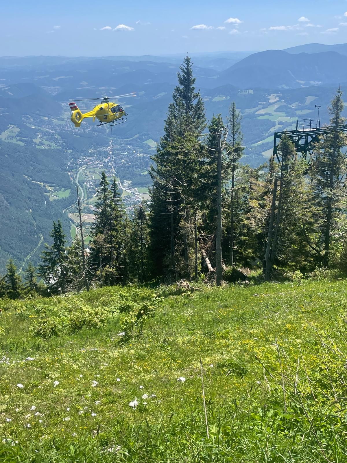 Der Notarzthubschrauber im Einsatzgebiet der Ortsstelle Reichenau/Rax.