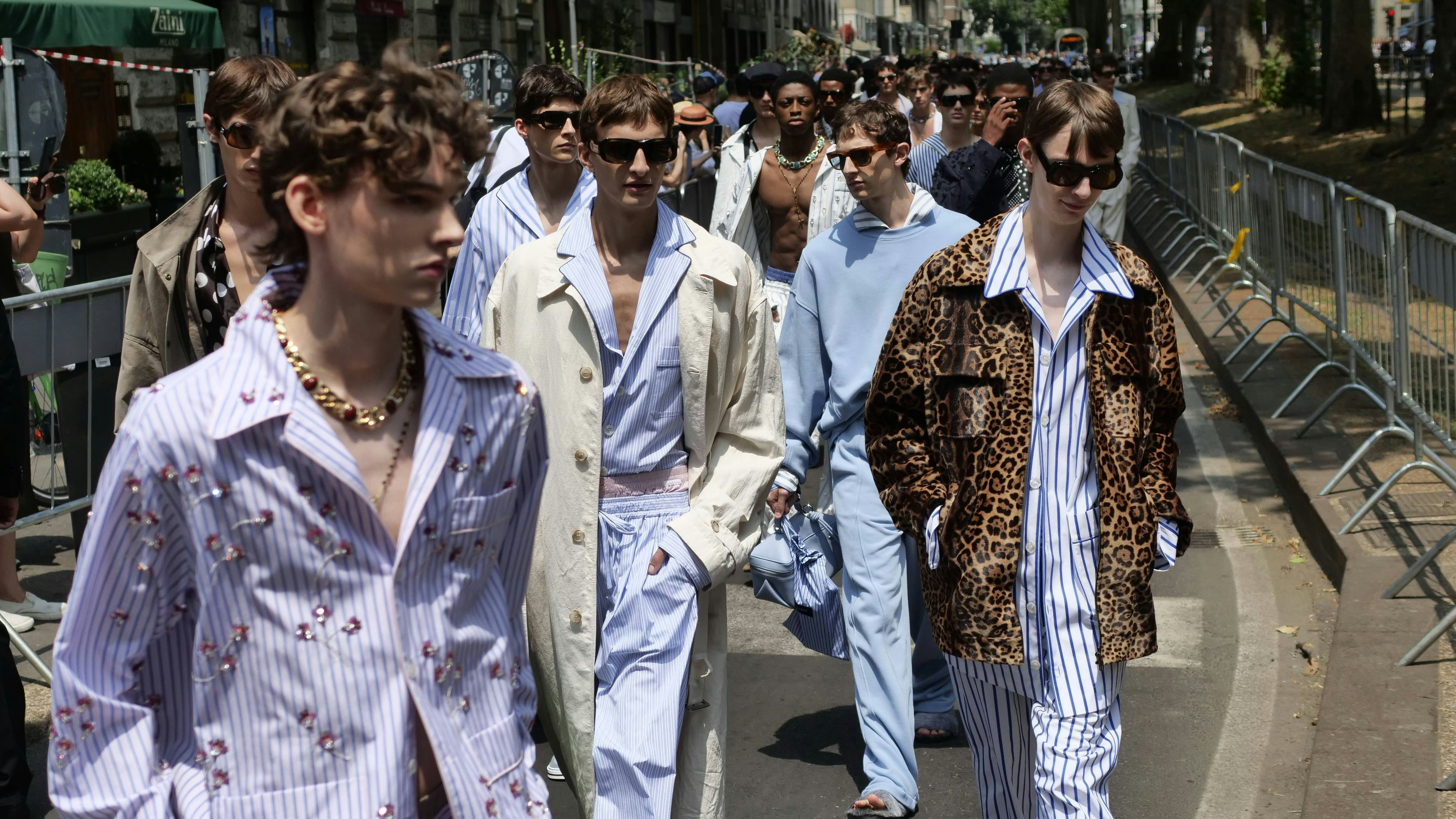Heute.at - Passanten staunten - riesige Pyjamaparty auf der Straße