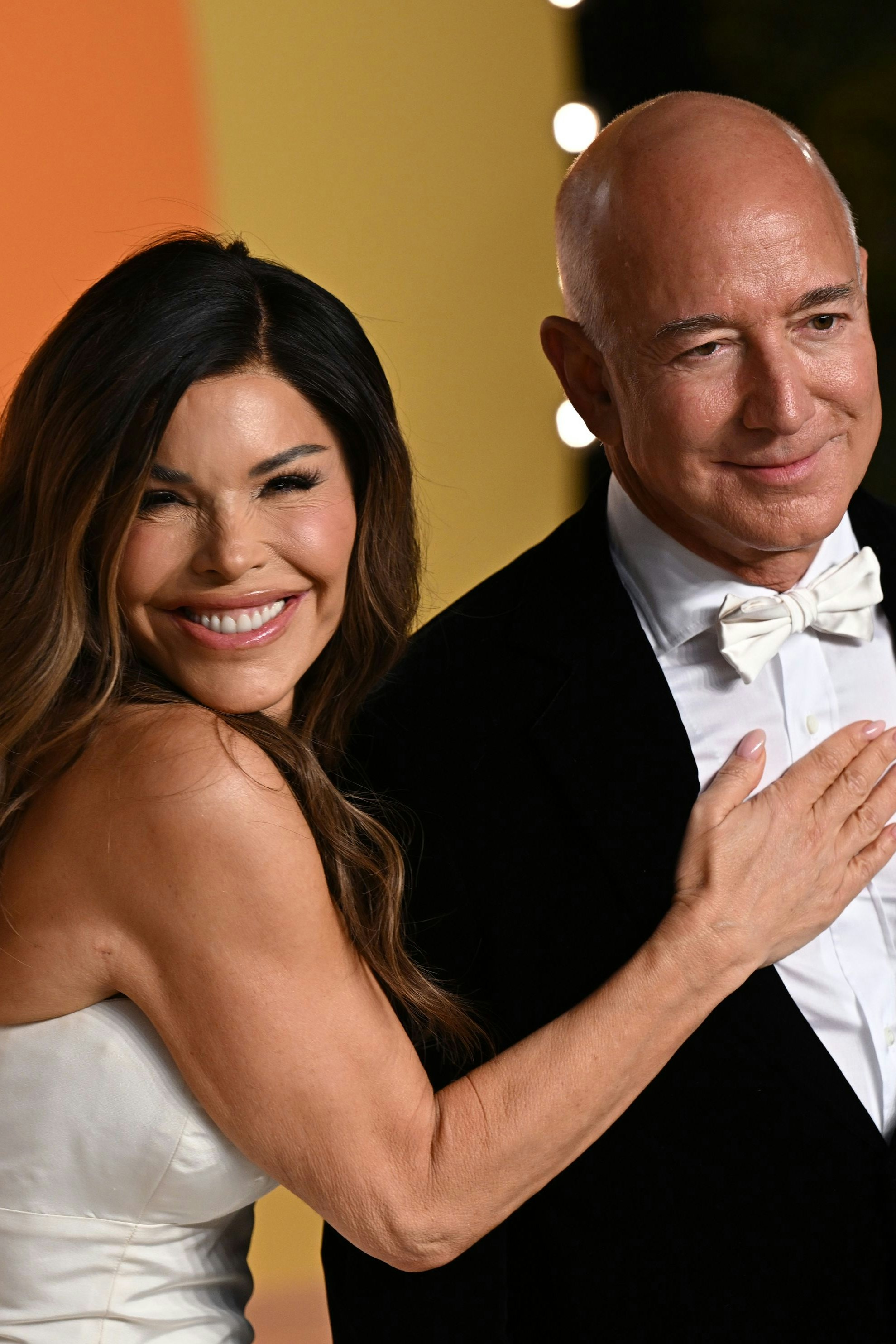 Lauren Sánchez und Jeff Bezos bei einer Oscar-Party im März: Diese Woche heiratet das Paar in Venedig, bei der mehrtägigen Feier werden 200 hochkarätige Gäste aus aller Welt dabei sein