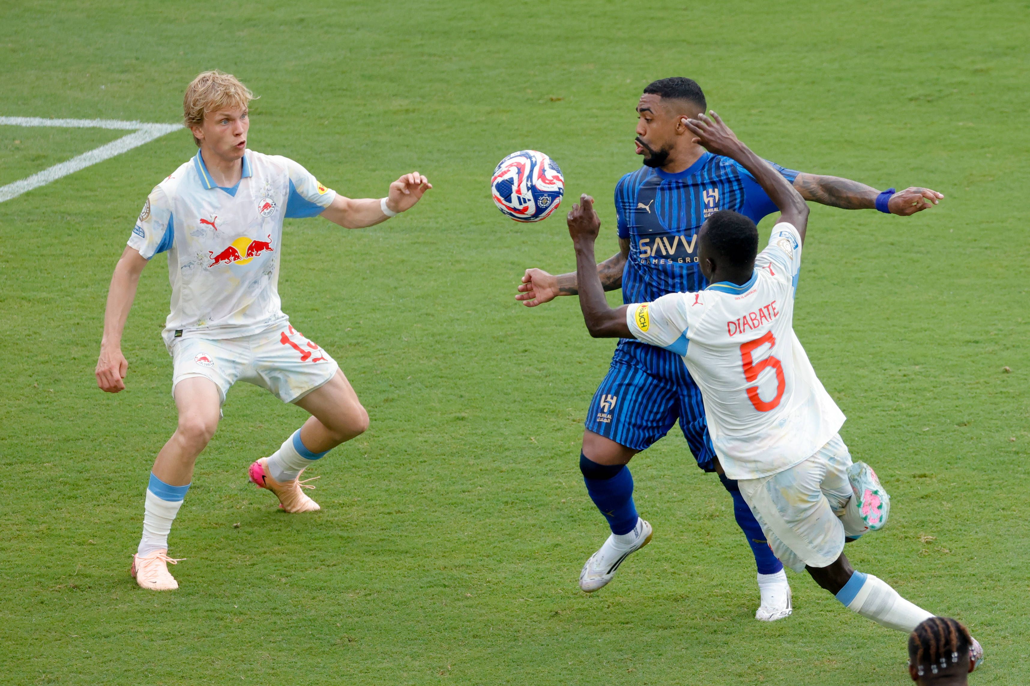 Krätzig im Duell um den Ball.