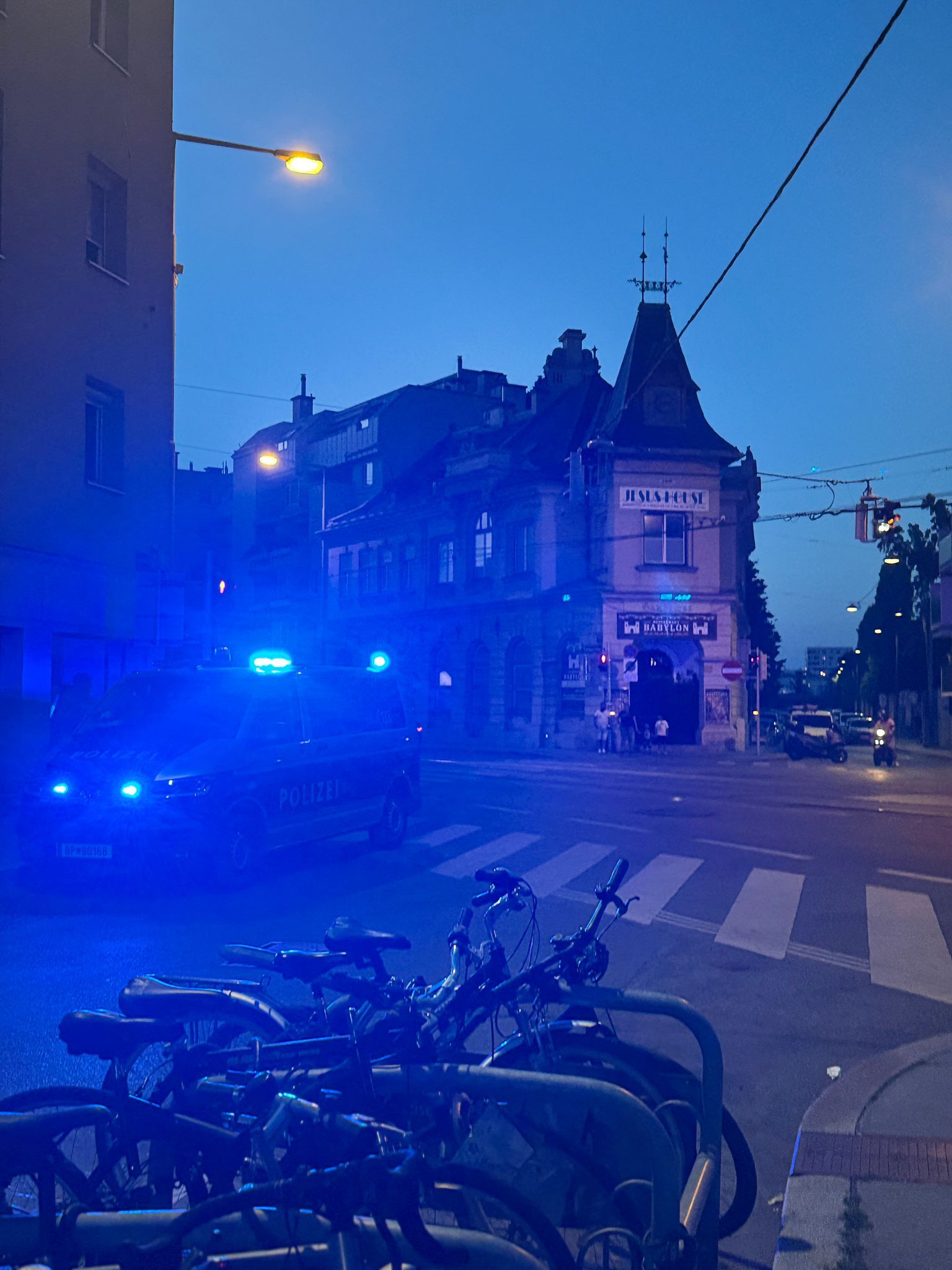 Zu der Auseinandersetzungen stießen immer mehr Leute dazu