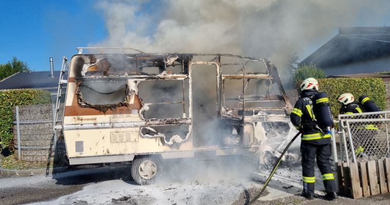 Das Wohnmobil brannte völlig aus.