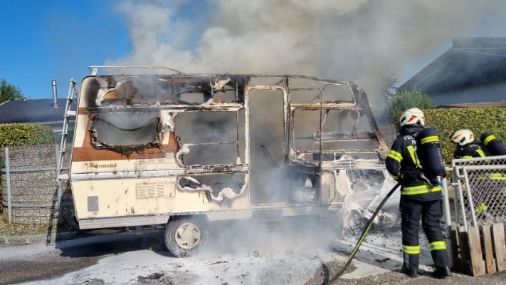 Heute.at - Wohnmobil wird bei erster Ausfahrt zu Flammen-Inferno