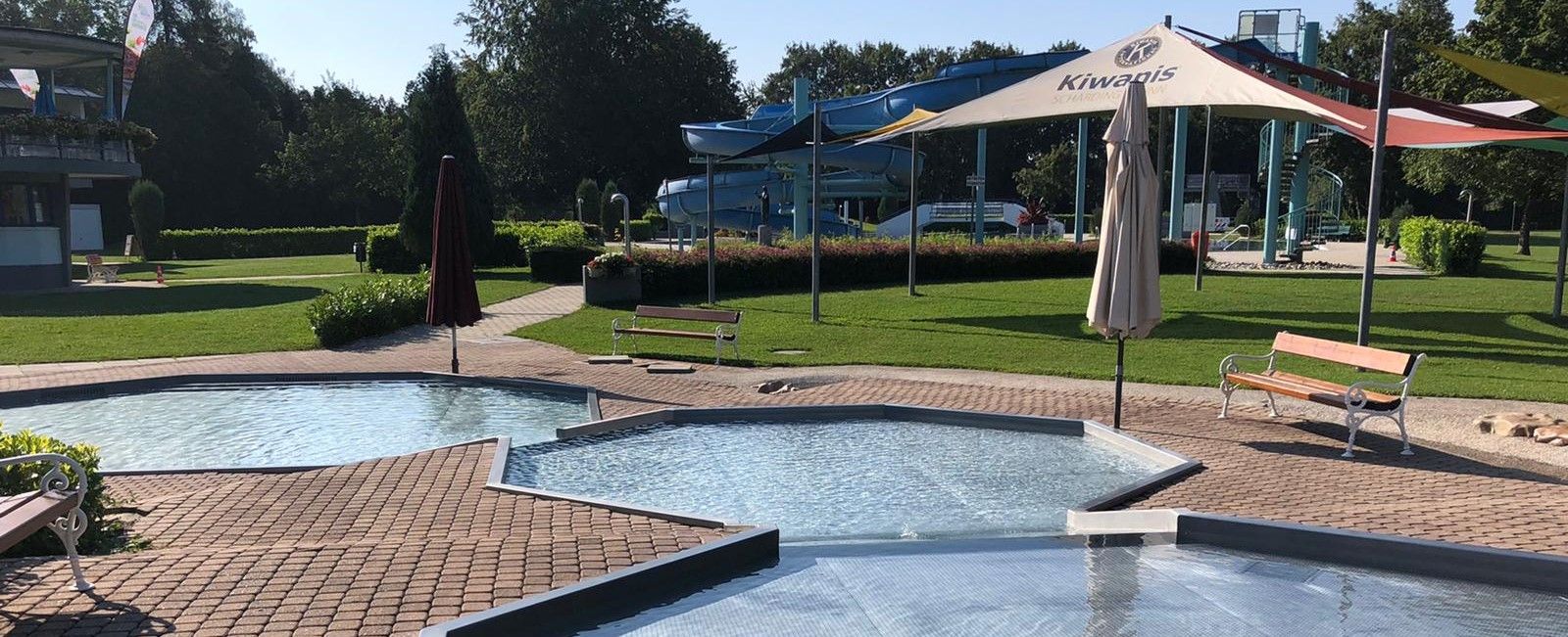 Der Bub soll am Sonntag im Stadtbad in Schärding auf einmal bewusstlos im Wasser getrieben sein.