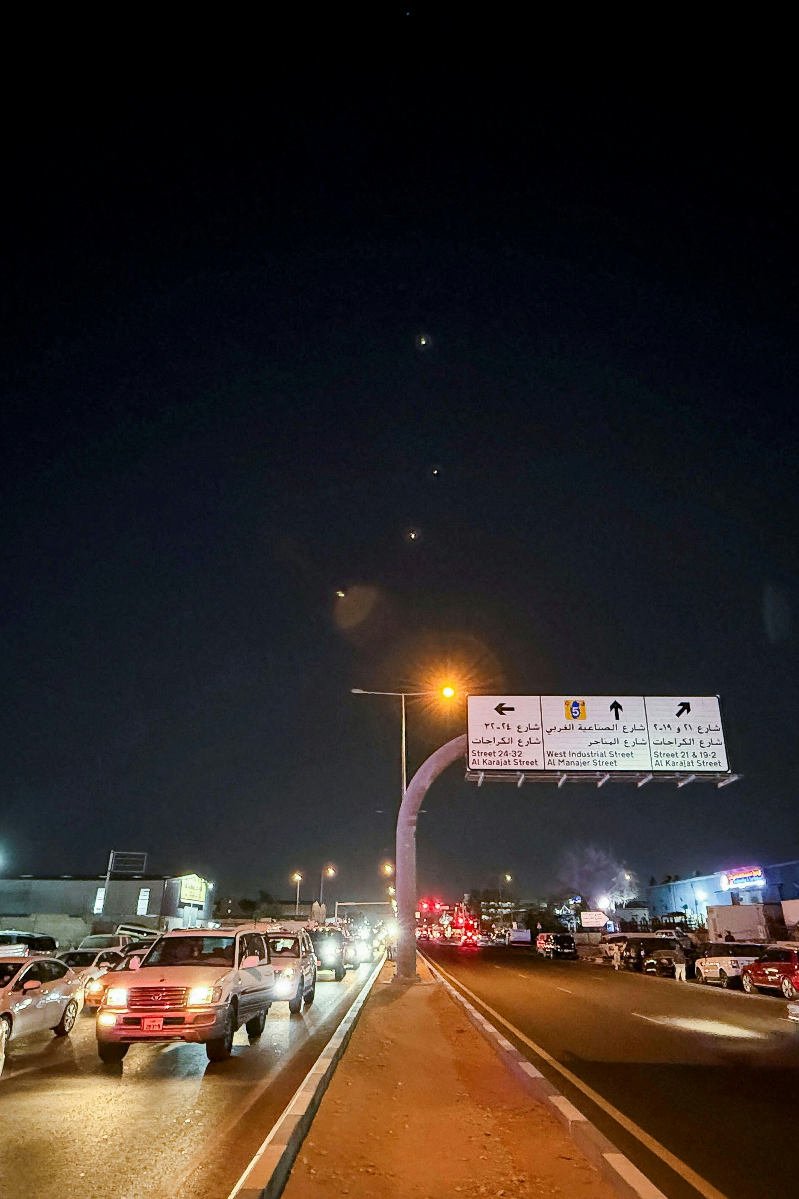 Straßenverkehr in Doha, Katar, im Hintergrund sind die Abfangraketen zu sehen