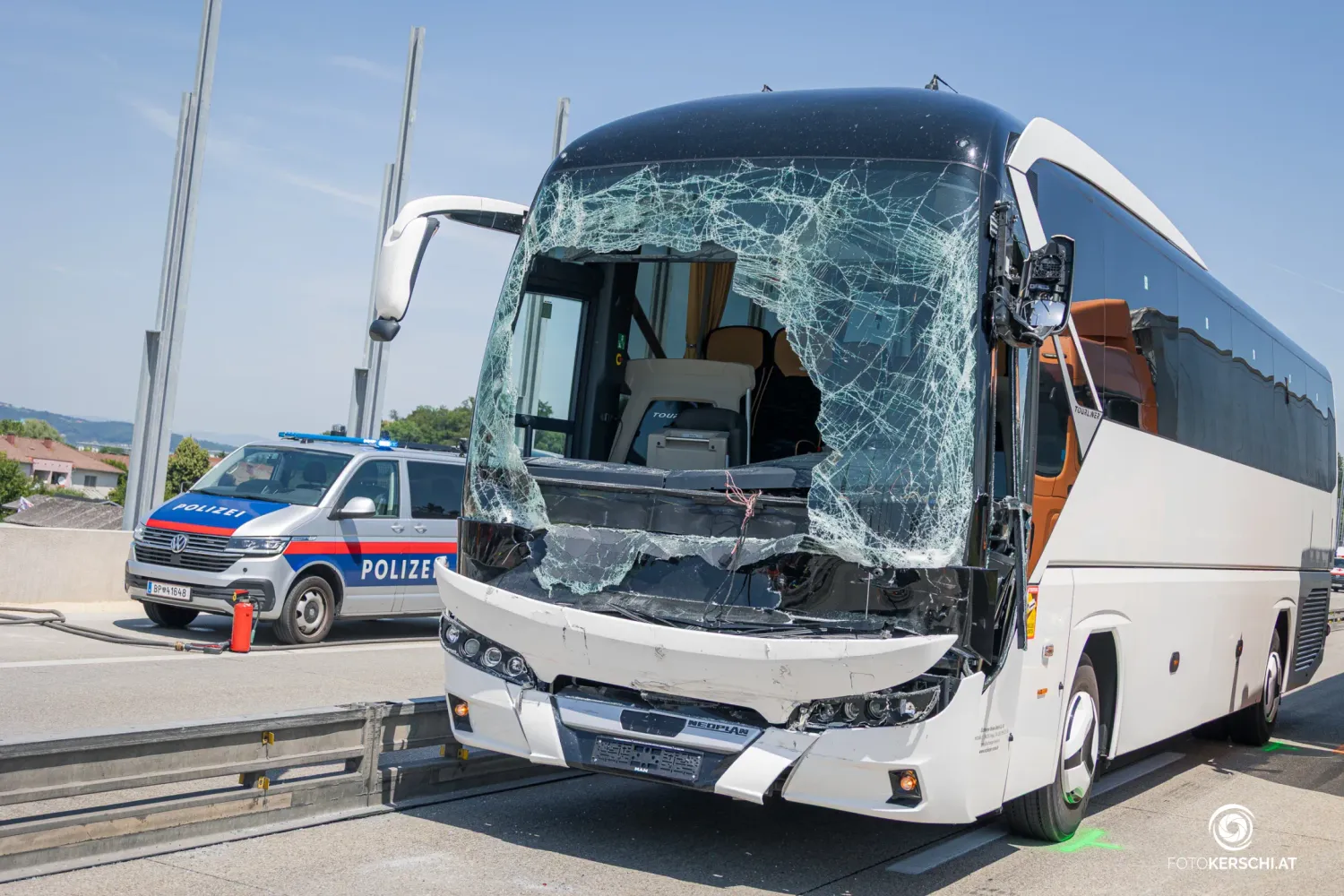 Der Bus fuhr auf den Lkw auf. Der Fahrer wurde über die Windschutzscheibe geborgen.