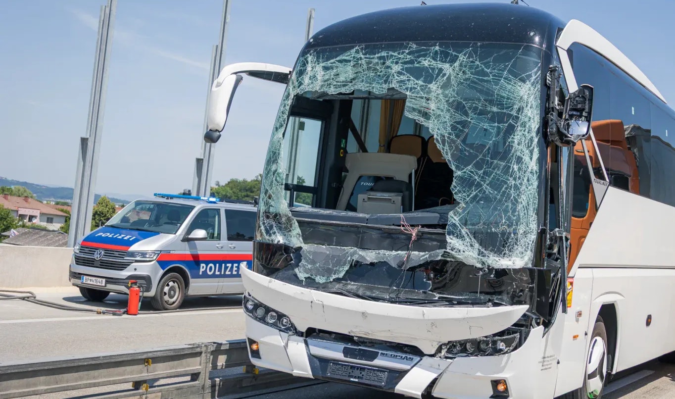 Heute.at - Schwerer Crash – Bus mit 30 Personen kracht gegen Lkw
