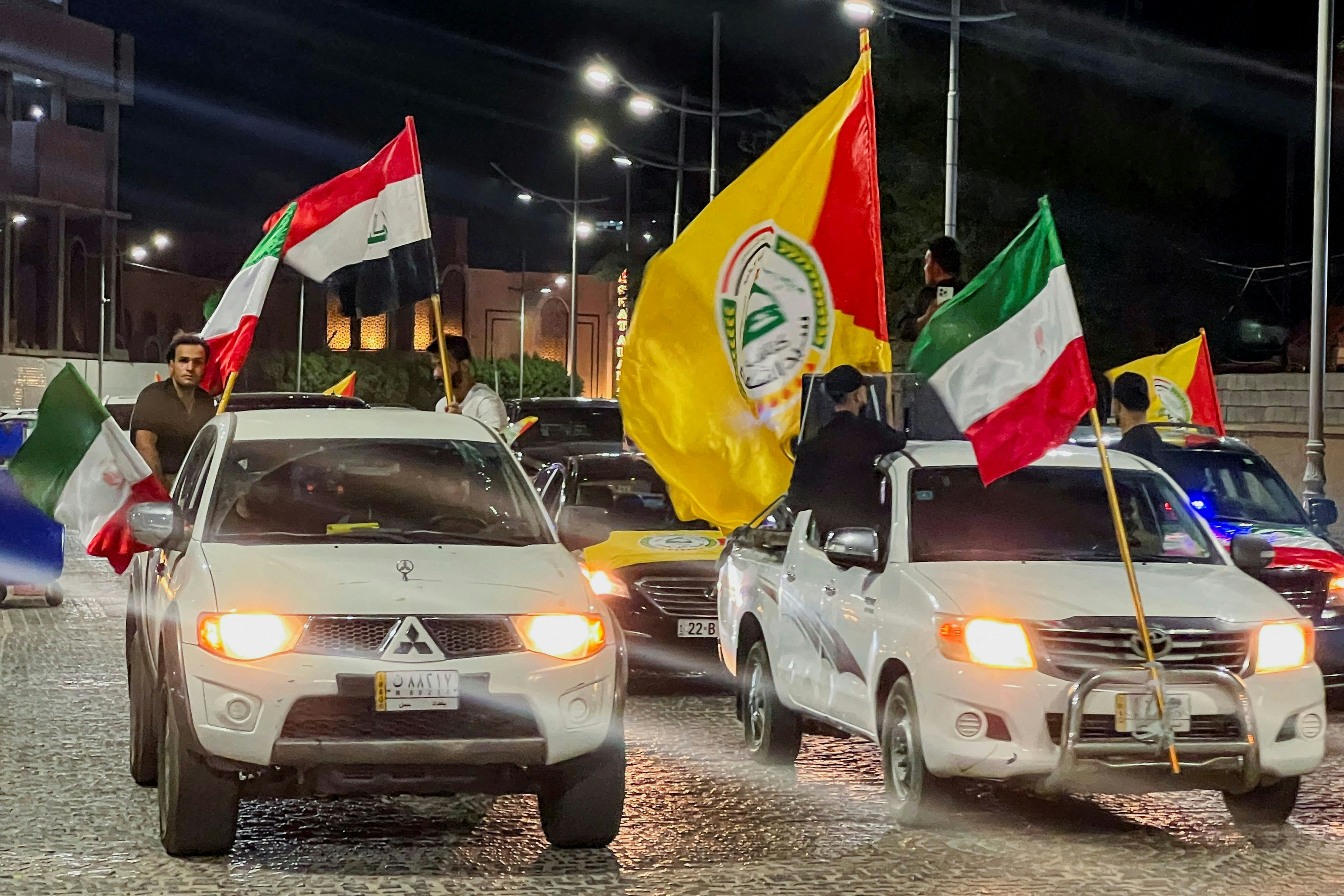 Anhänger der schiitischen Miliz Kataib Sayyid al-Shuhada feiern den Angriff des Iran auf den Straßen