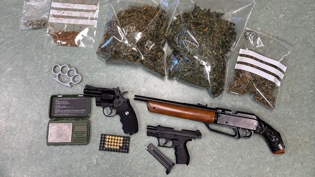Neben Drogen fand die Polizei auch Waffen.