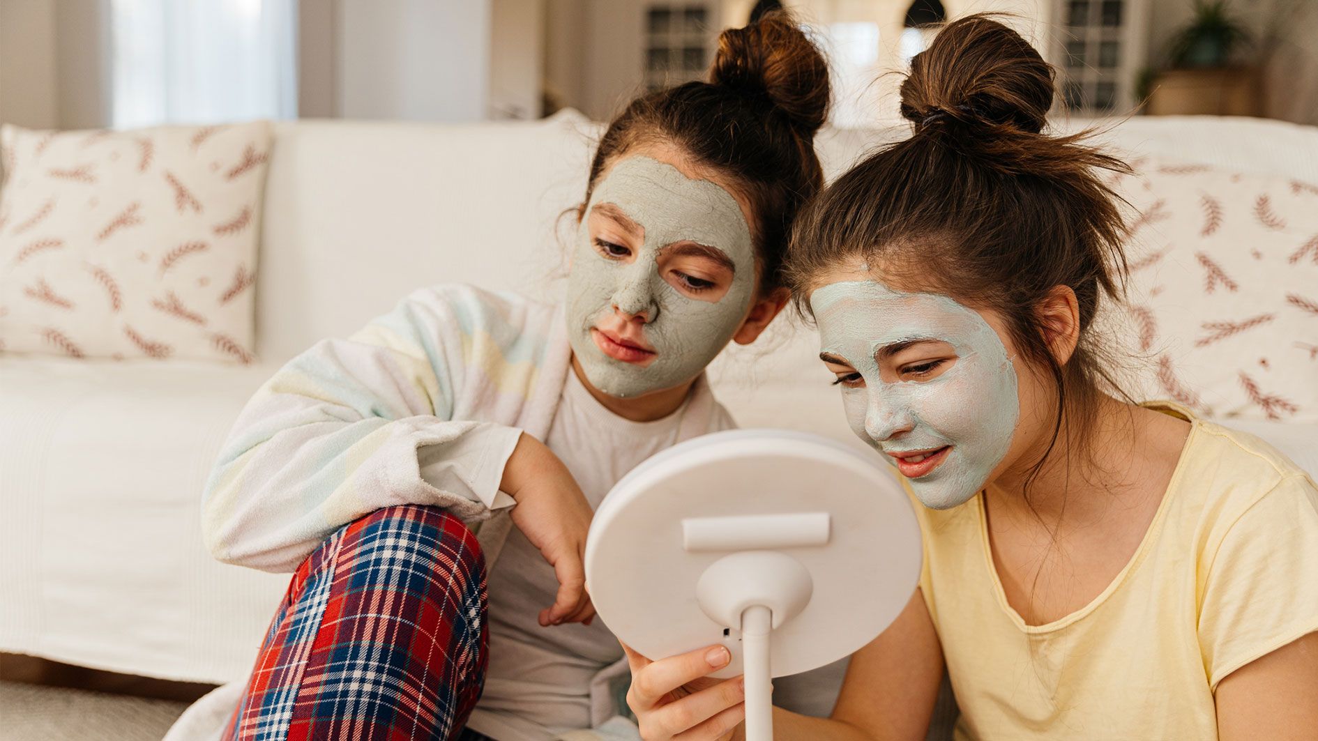 Auf TikTok und Instagram präsentieren Kinder und Teenies ihre extravaganten Beautyroutinen.