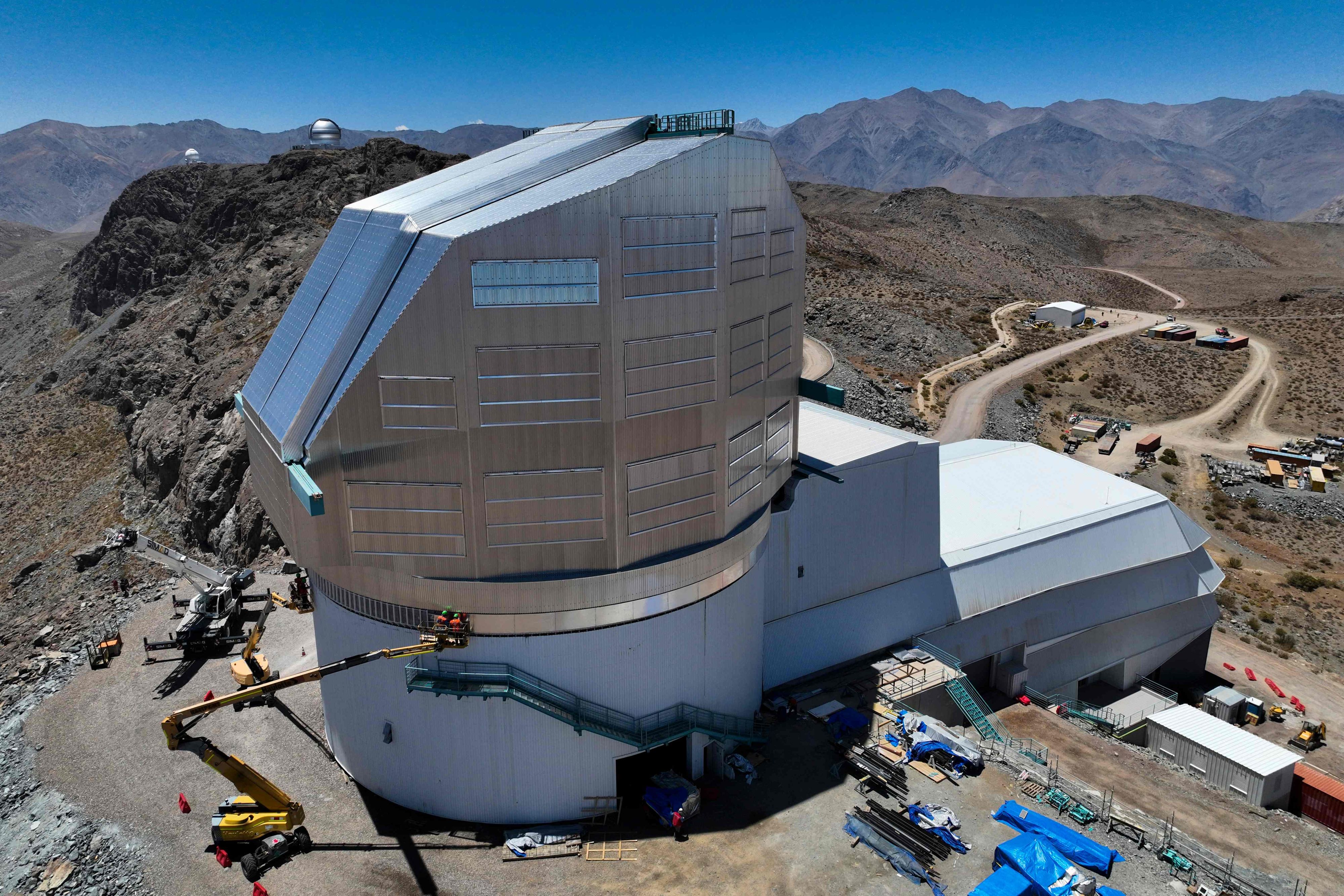 Luftaufnahme des Vera C. Rubin Observatoriums auf dem Pachon-Hügel, etwa 80 Kilometer von der Stadt La Serena in Chile entfernt