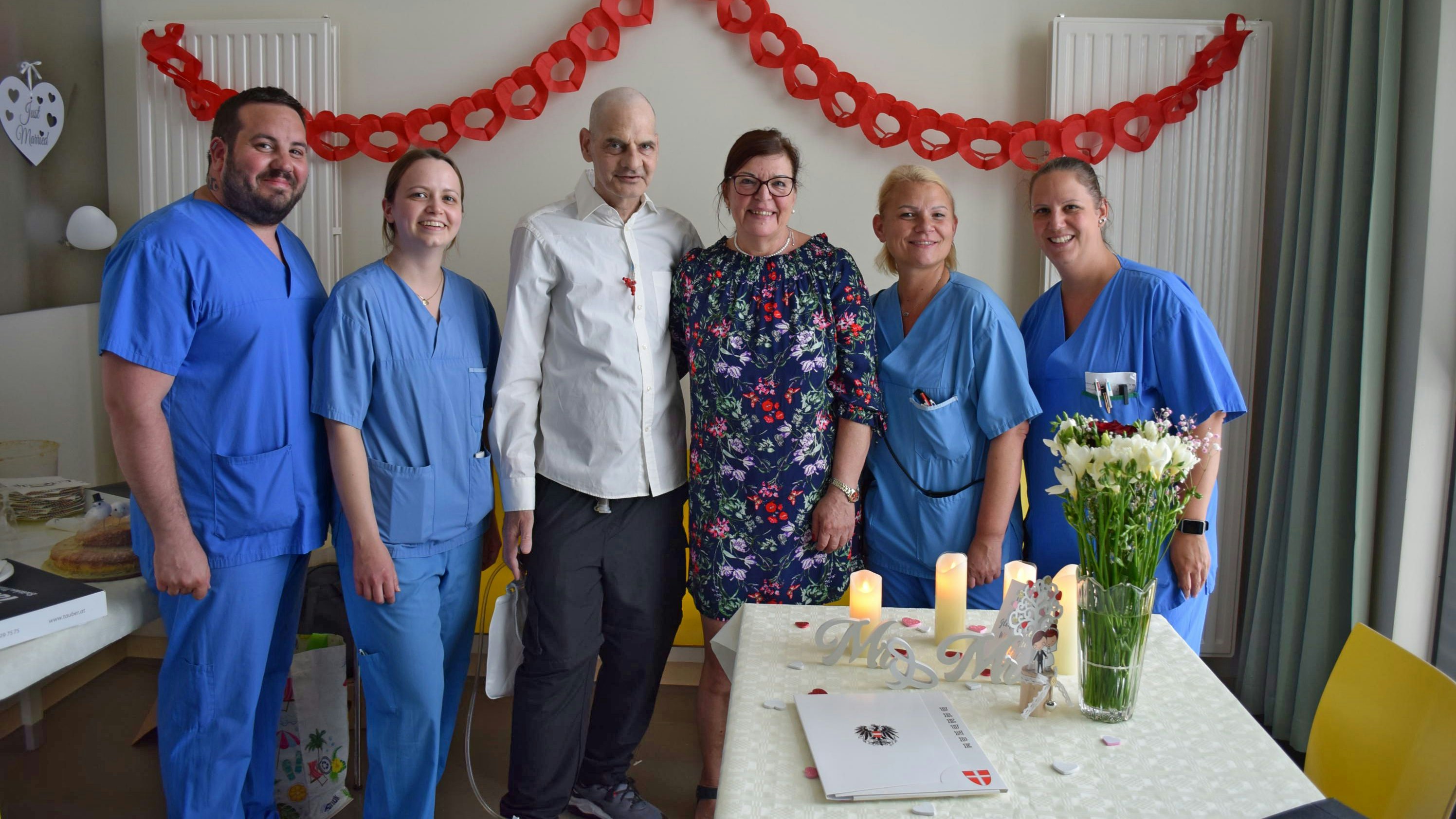 Johannes und Waltraud mit dem Pflegeteam der Station 61.