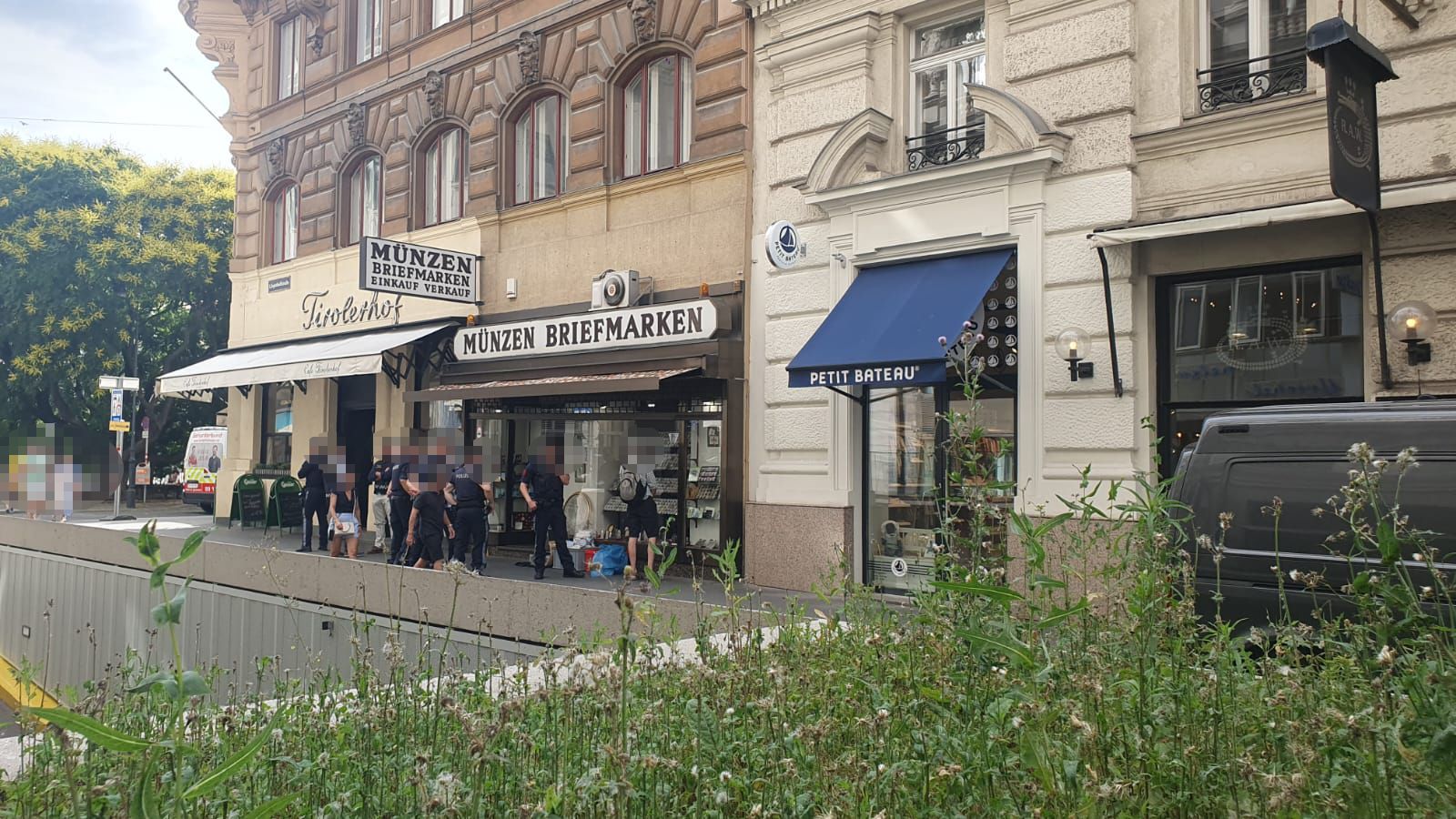 Zwei bislang unbekannte Männer überwältigten und fesselten die anwesende Geschäftsinhaberin.