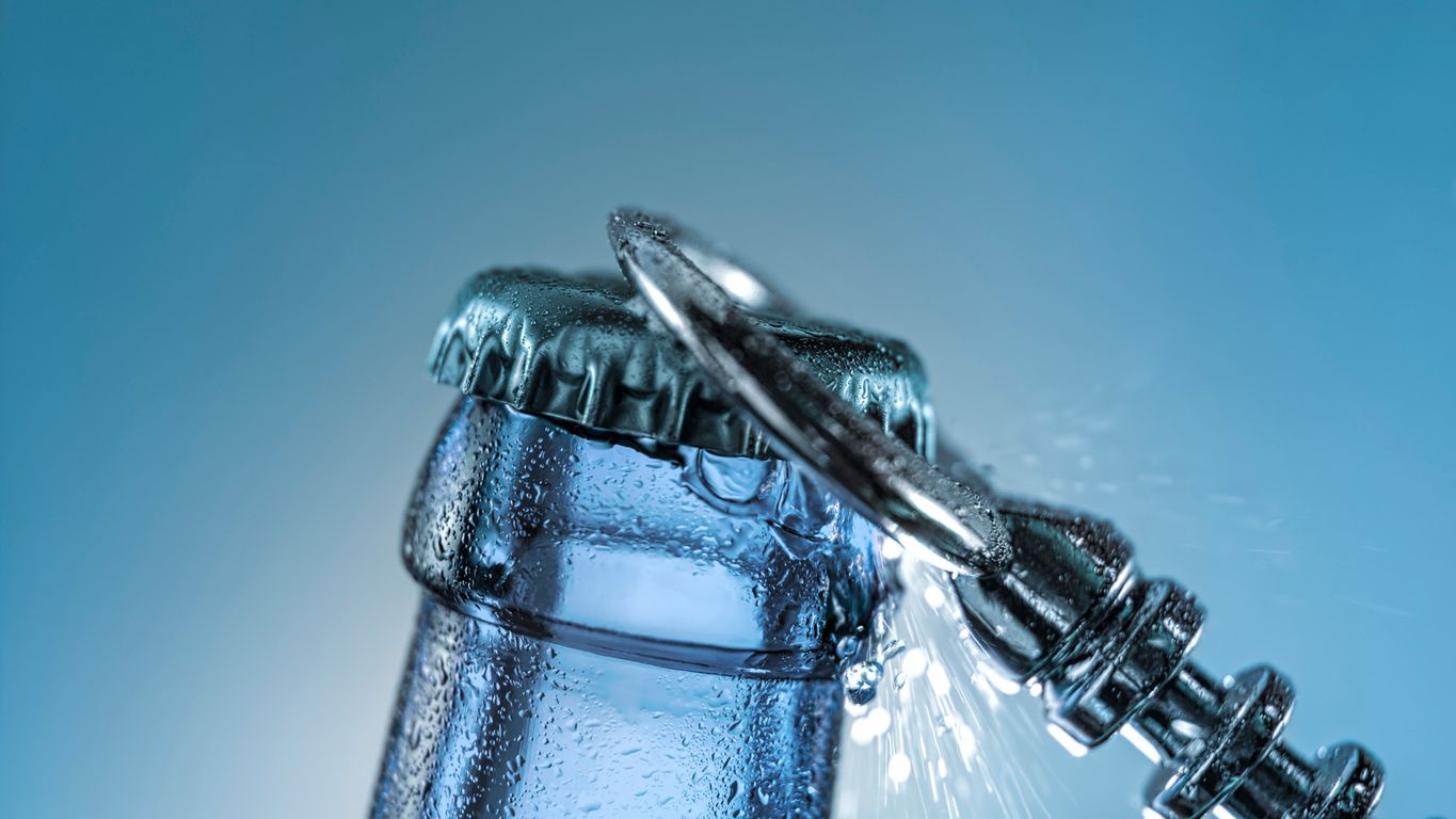 Das Plastik stammt von den Kronkorken (Symbolbild).