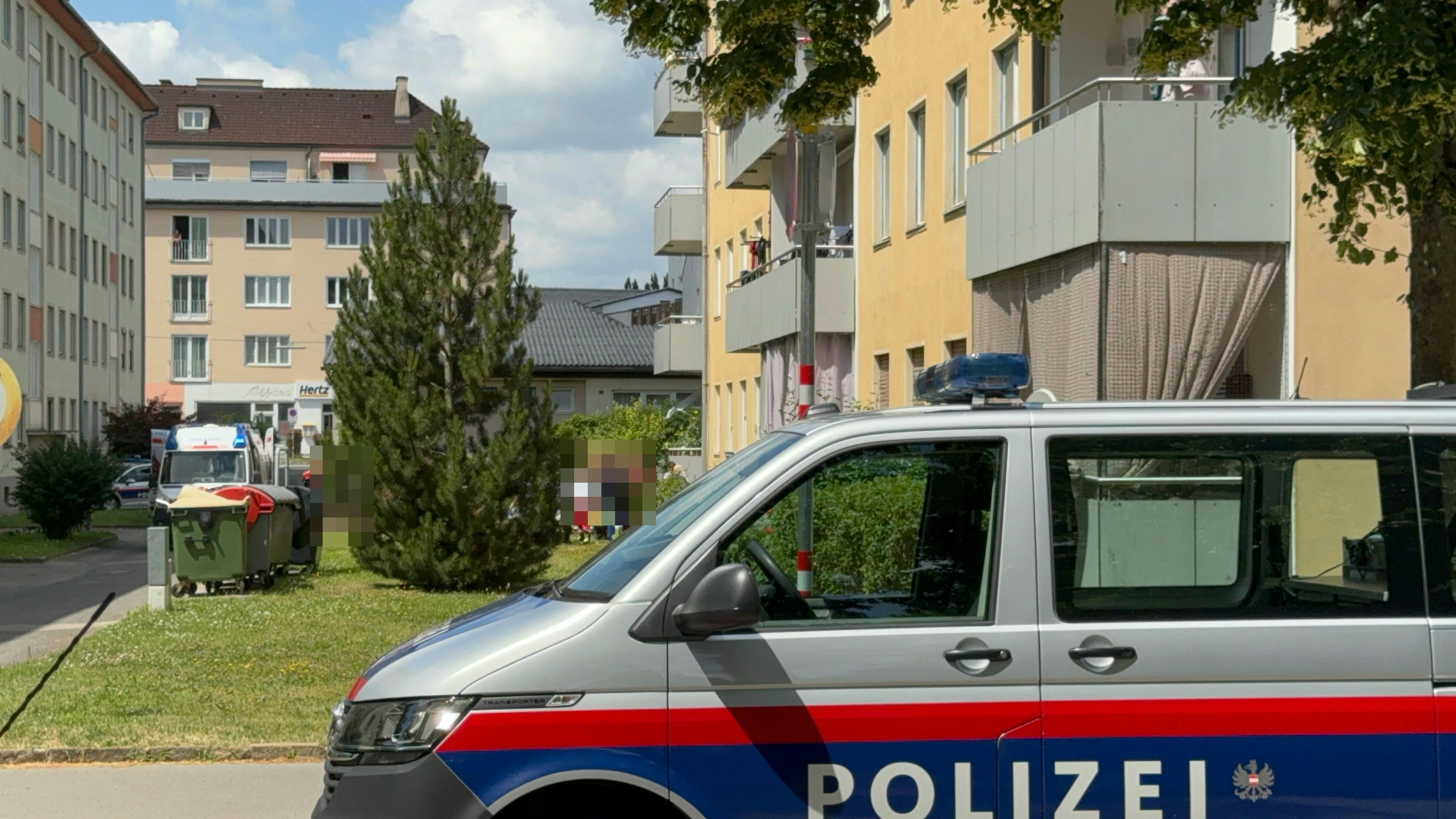Kind stürzte aus Fenster: Einsatzkräfte vor Ort