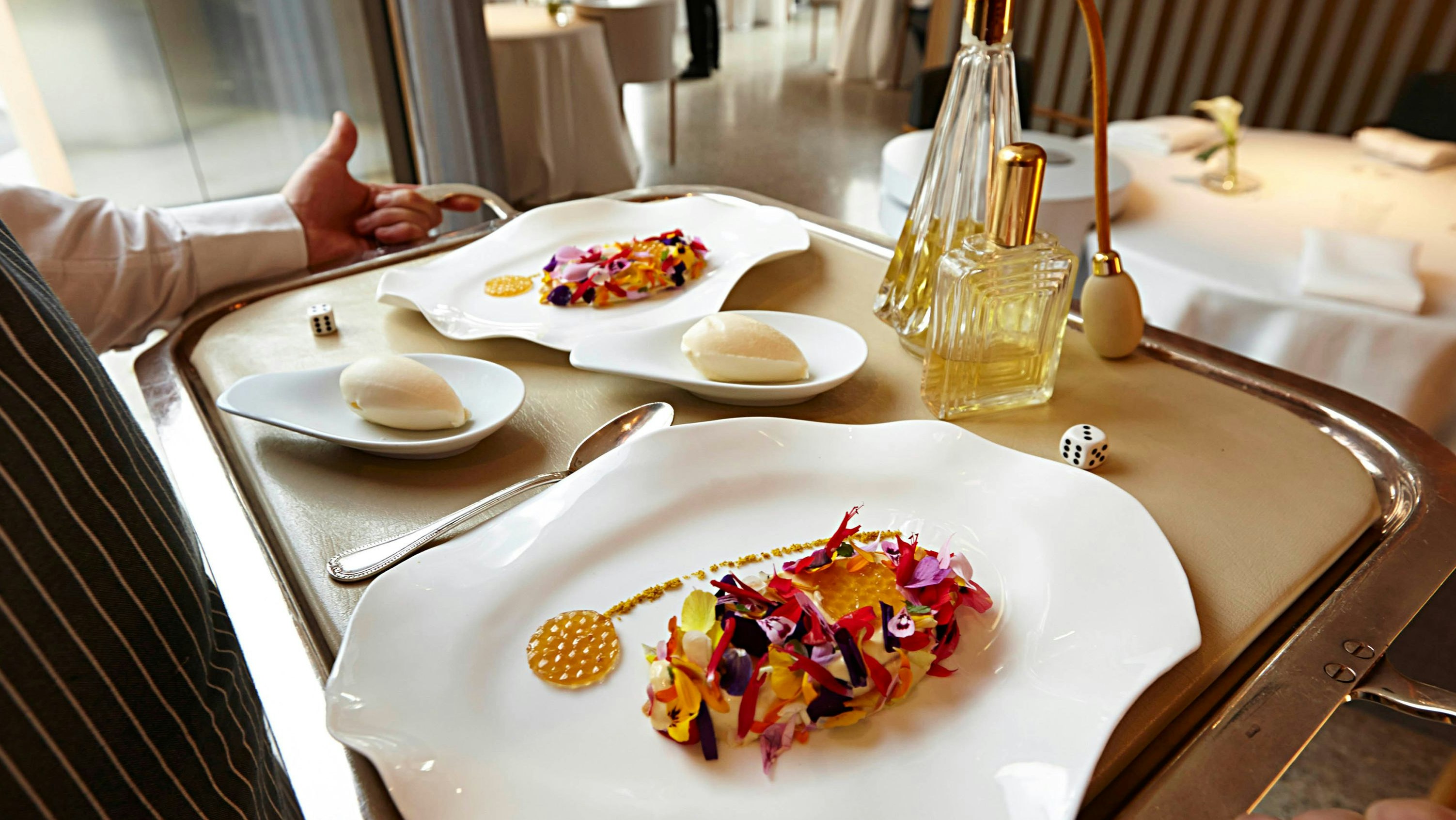 Download von www.picturedesk.com am 24.06.2025 (12:10).  © Herbert Lehmann/ picturedesk. com; 2014; Dessert wird von Kellner serviert; Restaurant Steirereck, Wien, Austria - 20150316_PD1103 - Rechteinfo: Rights Managed (RM)