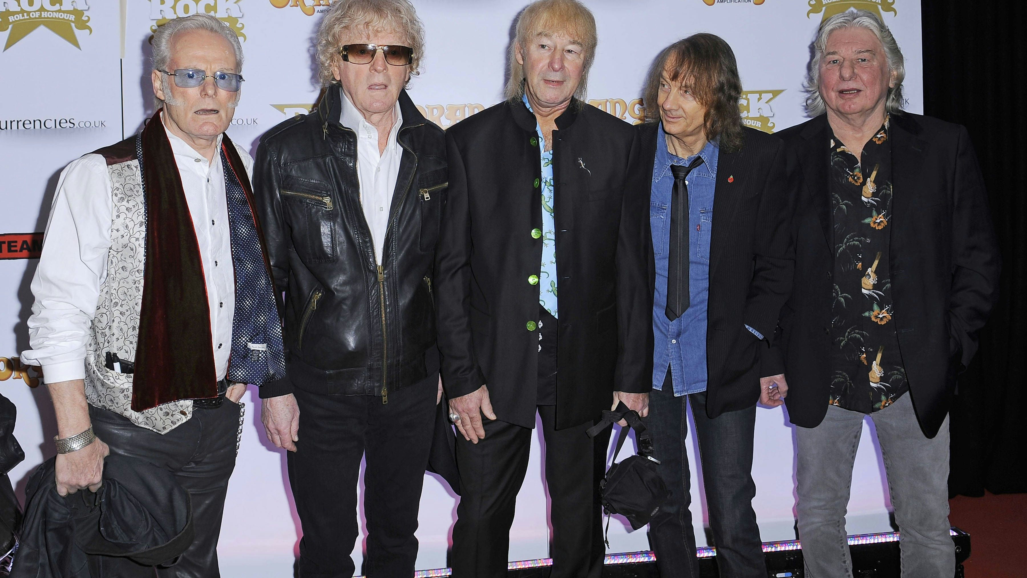 Martin Chambers, Ian Hunter, Pete Overend Watts, Verden Allen und Mick Ralphs (v.l.n.r.) von <strong>Mott The Hoople</strong> mit ihrer Auszeichnung für herausragende Leistungen beim Classic Rock Roll of Honour 2013 im Roundhouse, Camden, London.