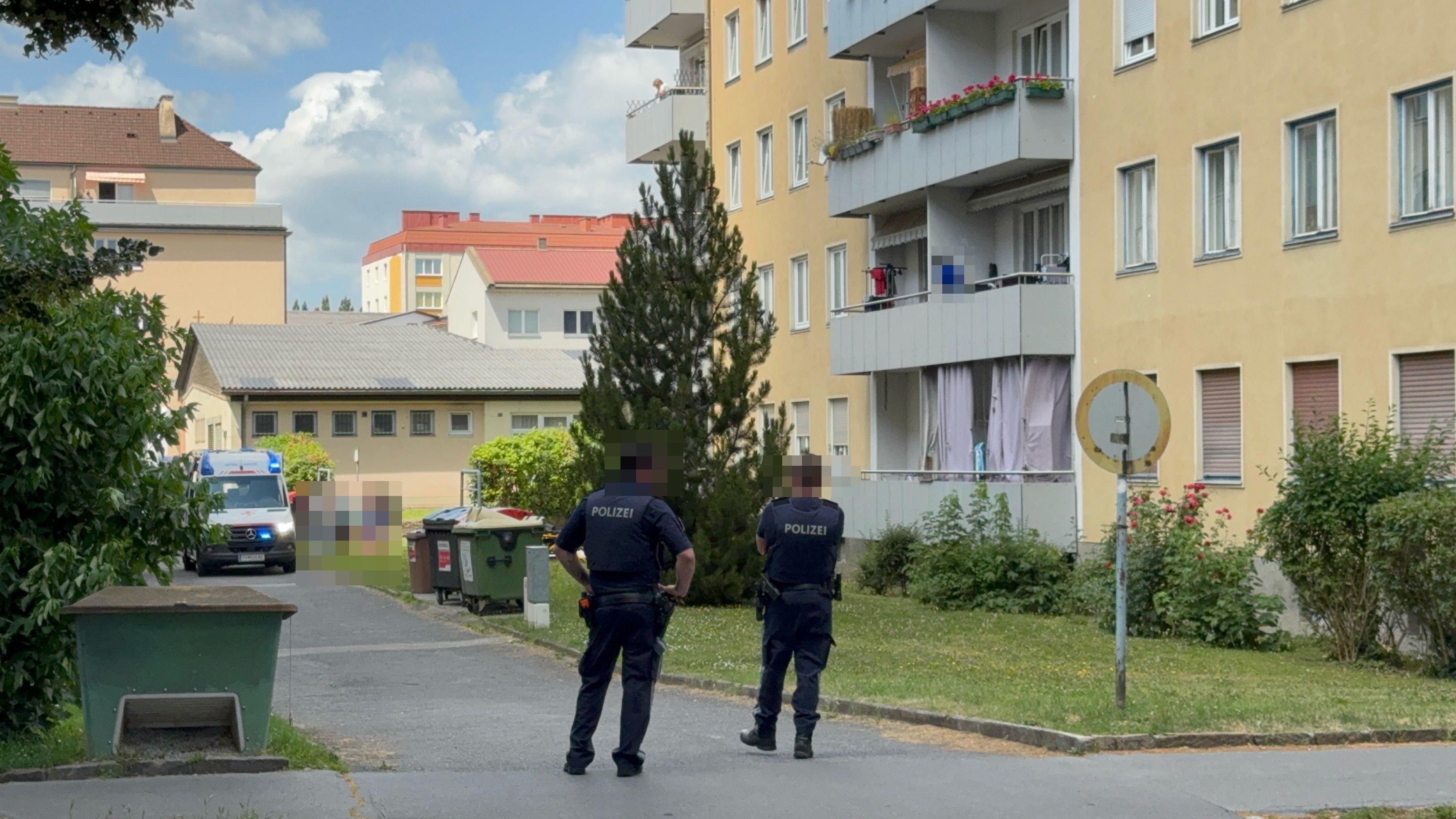 Kind stürzte aus Fenster: Einsatzkräfte vor Ort