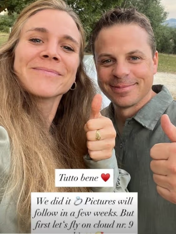 Das Paar freut sich über ihre Traumhochzeit.