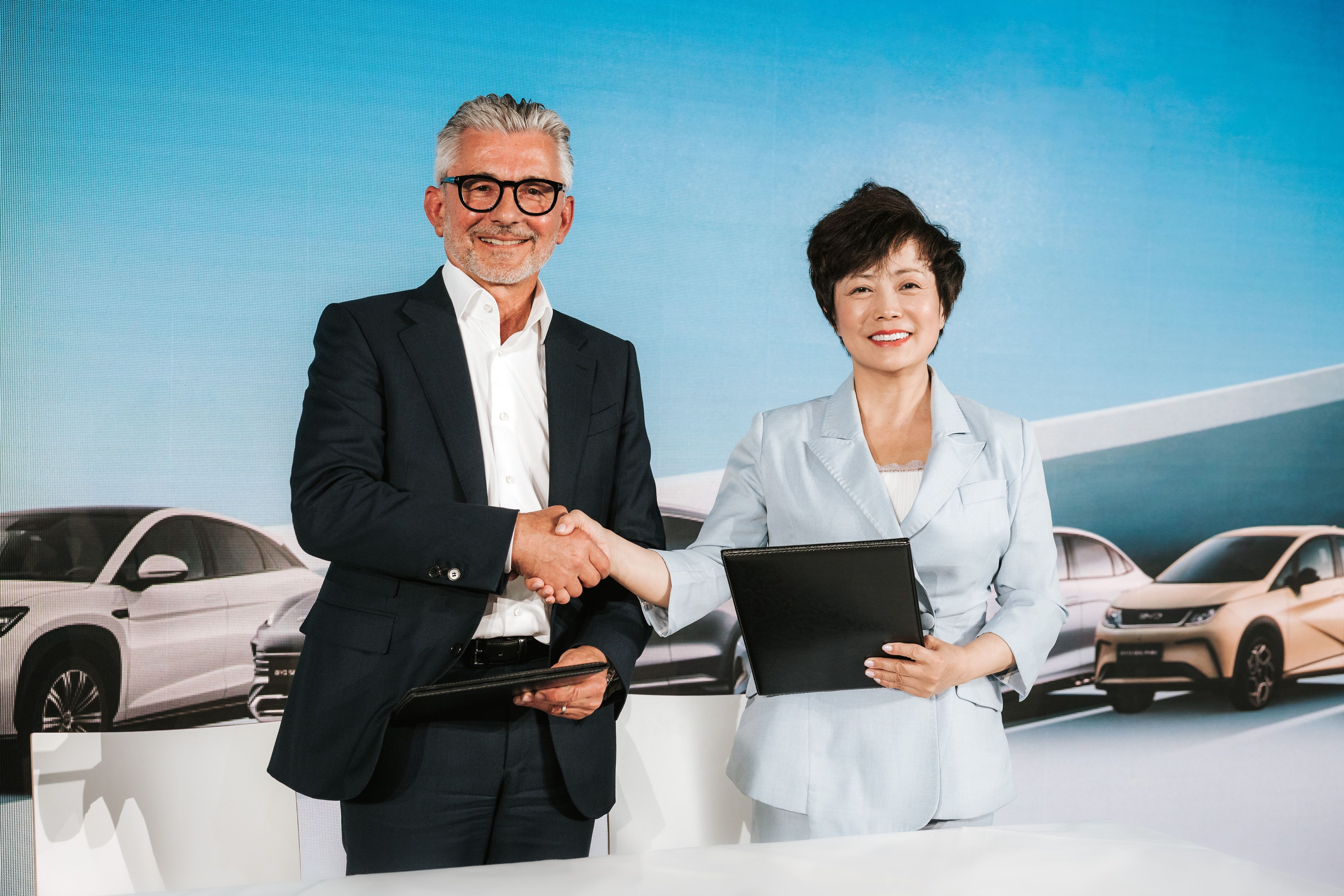 Herbert Eibensteiner, CEO der voestalpine AG mit Stella Li, Executive Vice President von BYD