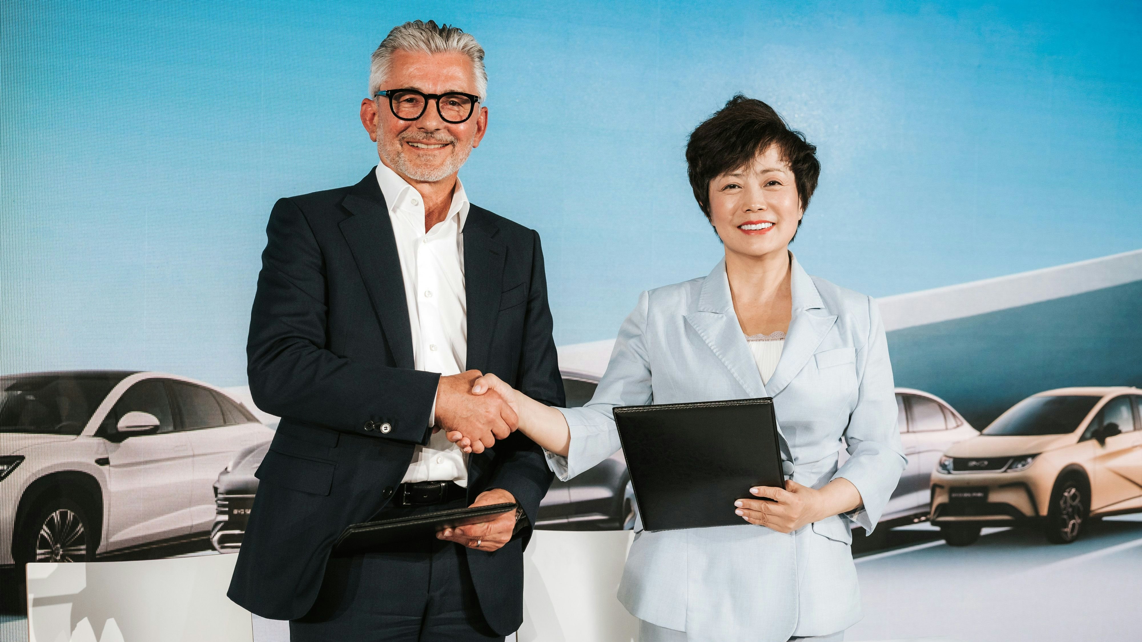 Herbert Eibensteiner, CEO der voestalpine AG mit Stella Li, Executive Vice President von BYD