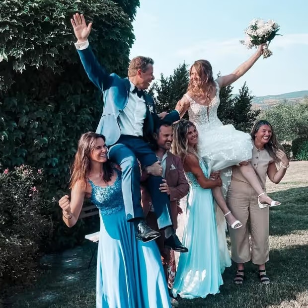 Das Ehepaar wurde nach der Trauung auf&nbsp; Schultern getragen.