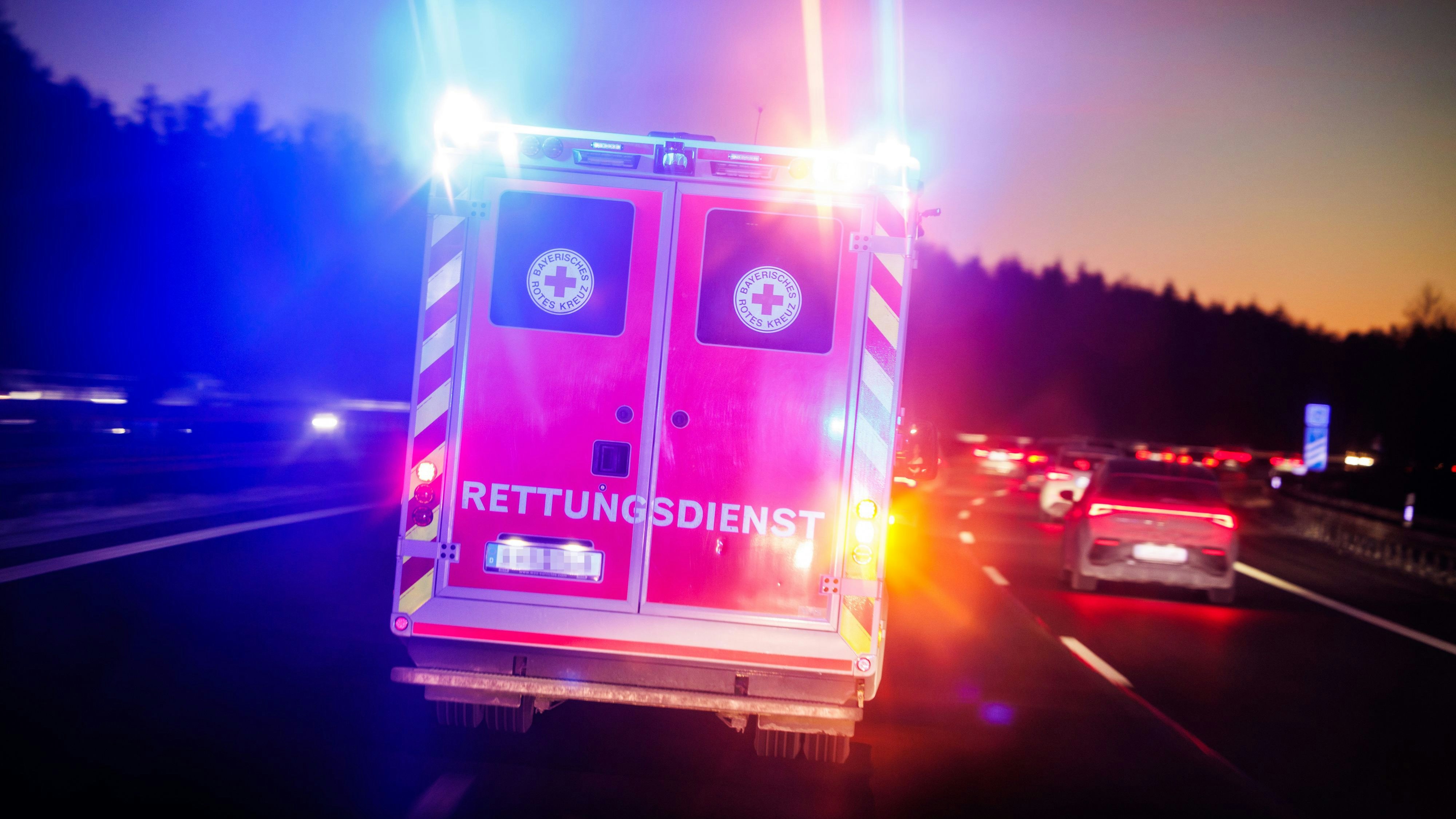 Heute.at - Gefahrgut-Lkw auf Autobahn ausgebrannt – Fahrer stirbt