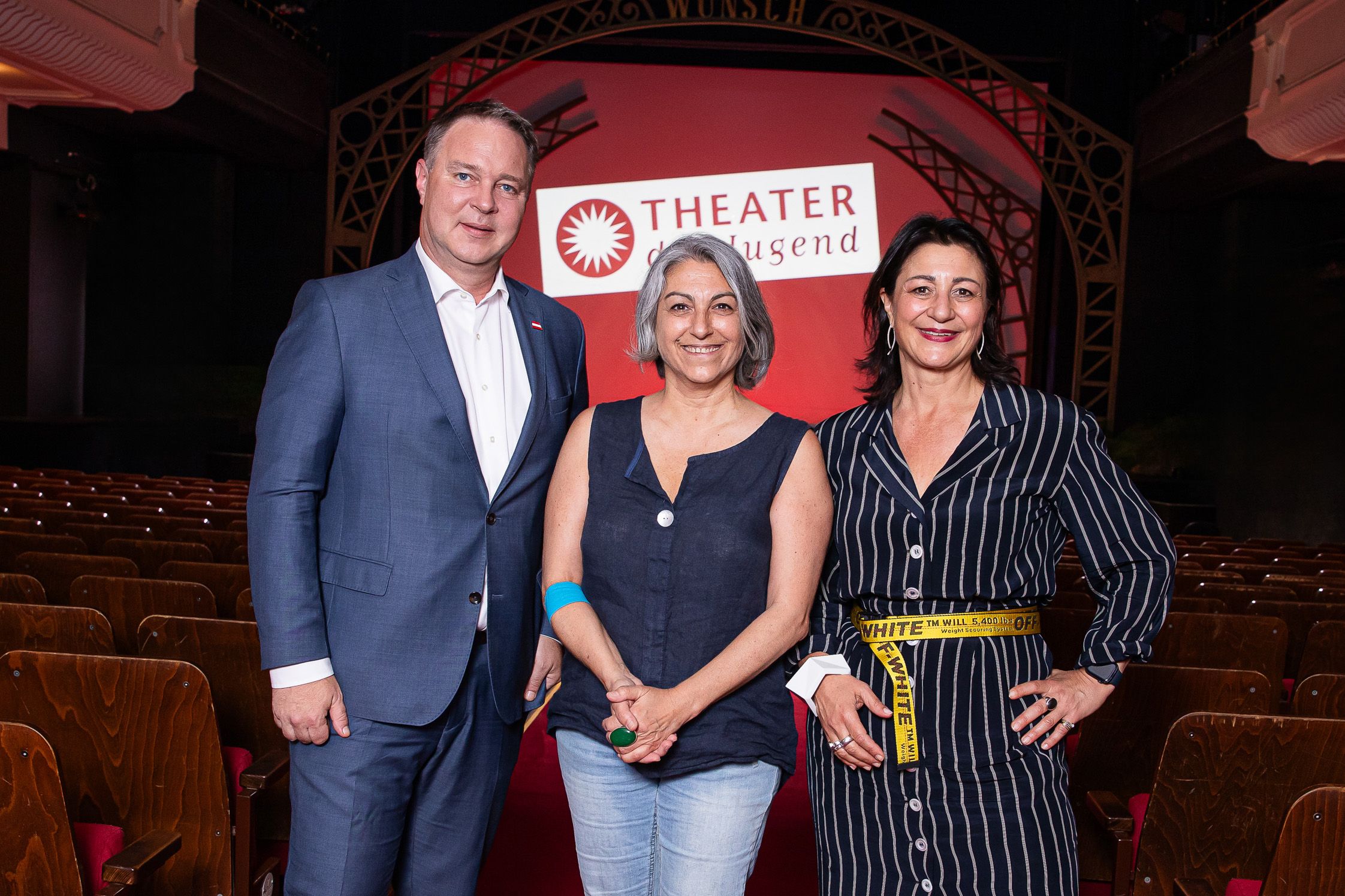 Vizekanzler Andreas Babler, Künstlerische Direktorin Aslı Kışlal und Kulturstadträtin Veronica Kaup-Hasler im Theater der Jugend.