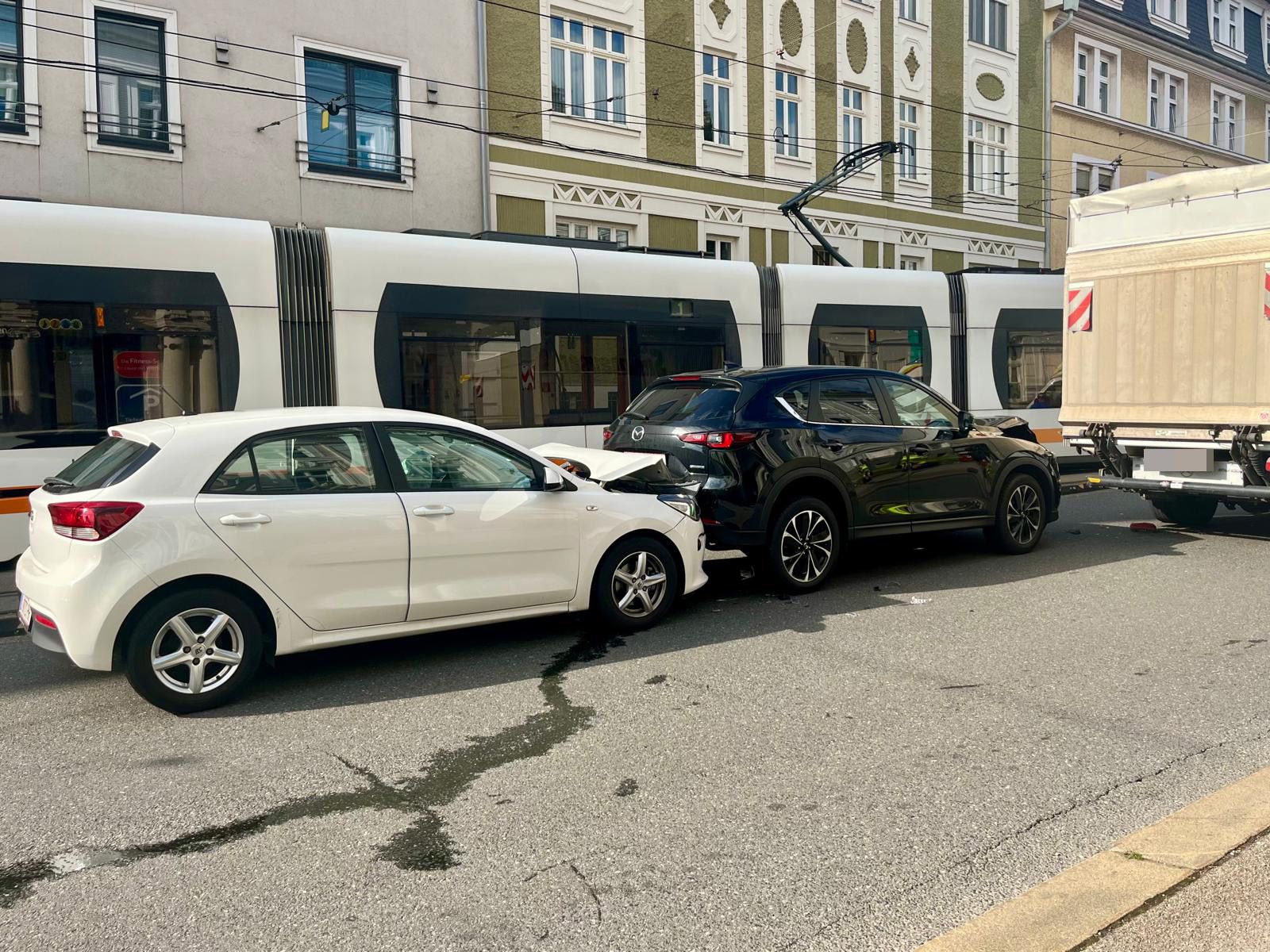 Zwei Autos und ein Lkw waren in den Auffahrunfall in Linz-Urfahr verwickelt.