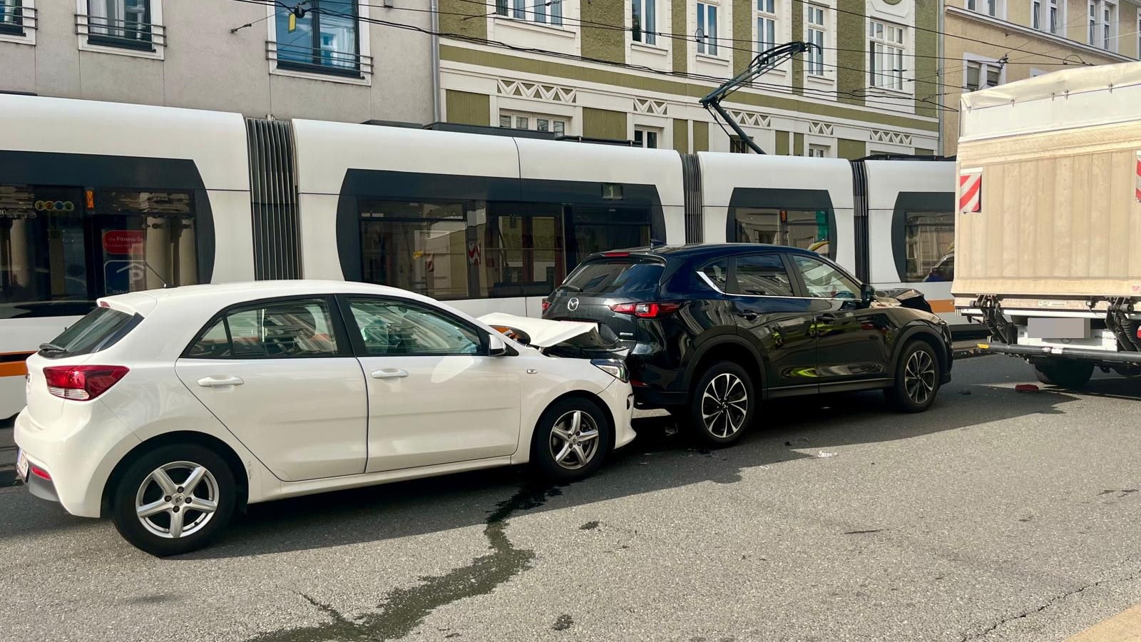Heute.at - Crash mitten in der City – Behinderungen im Frühverkehr
