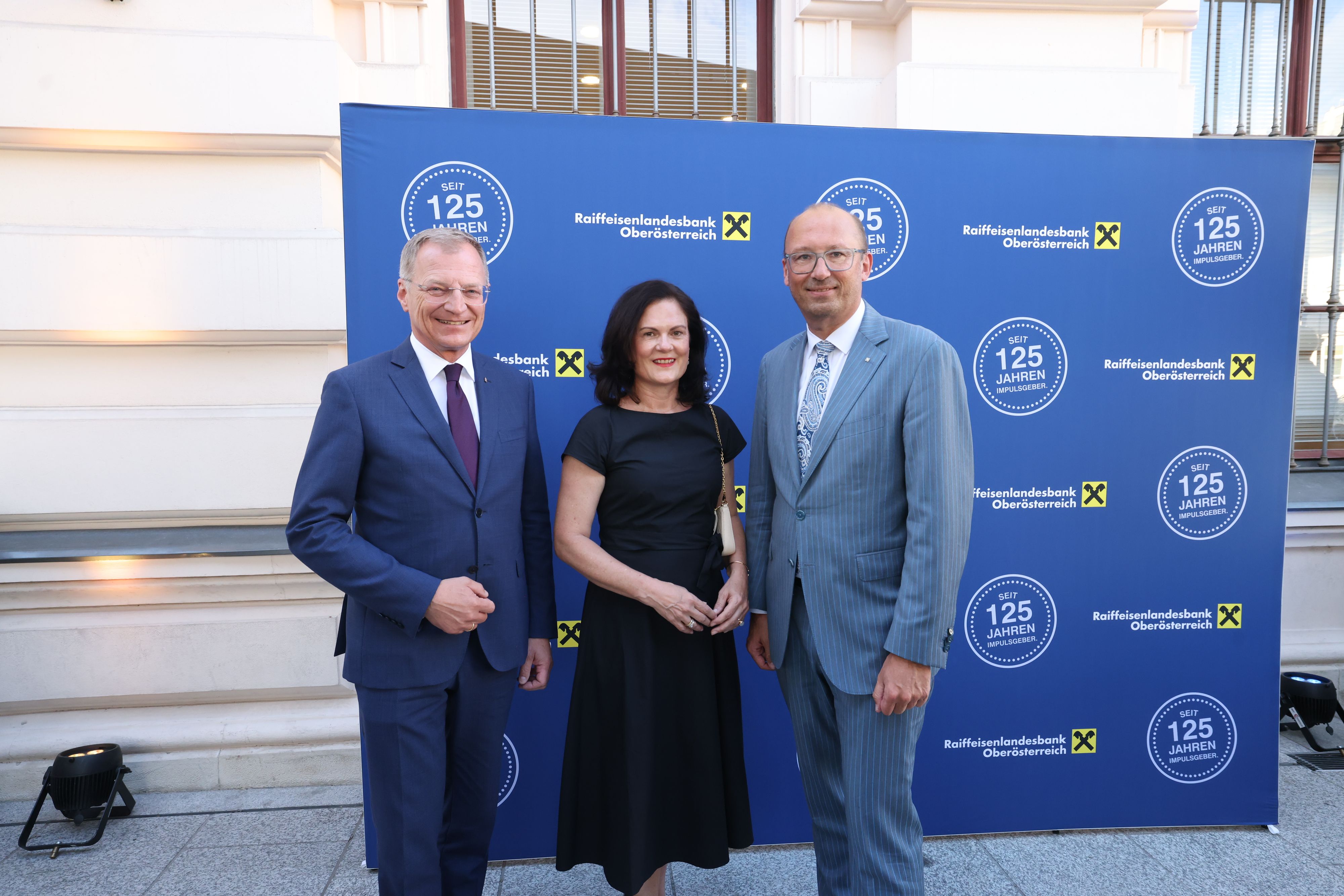 Landeshauptmann von OÖ Thomas Stelzer mit Ehefrau Bettina Stelzer-Wögerer und dem neuen Generaldirektor Reinhard Schwendtbauer unterhielten sich gut beim Sommerfest. 