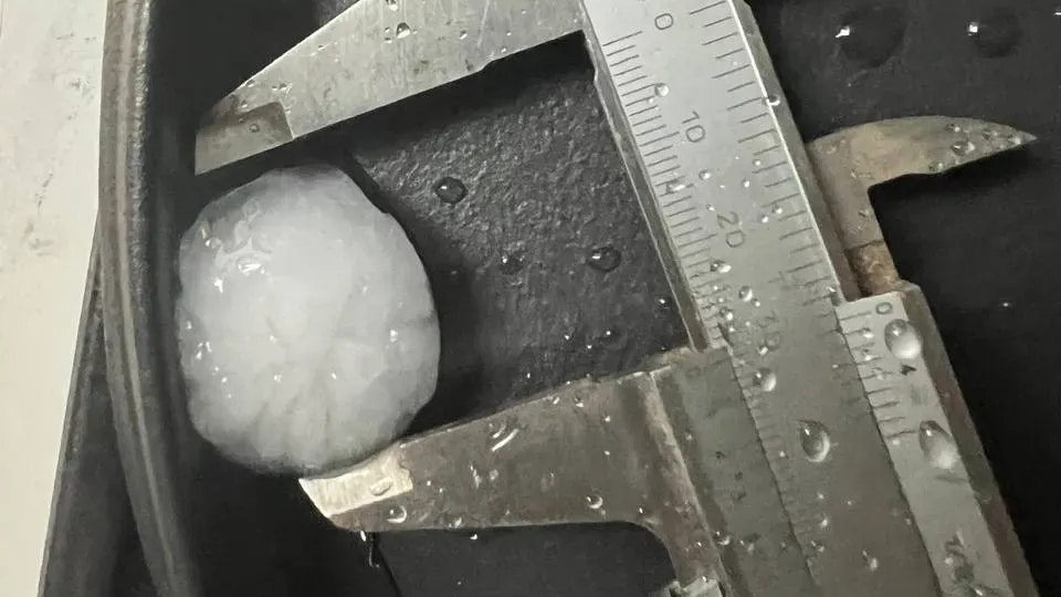 Die Hagelkörner waren teilweise so groß wie Golfbälle.