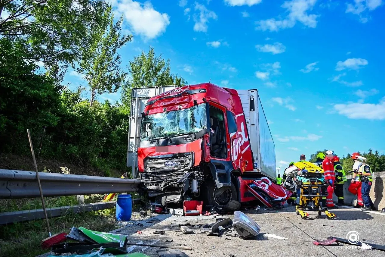 Bei dem schweren Unfall wurde ein Lkw völlig zerstört.