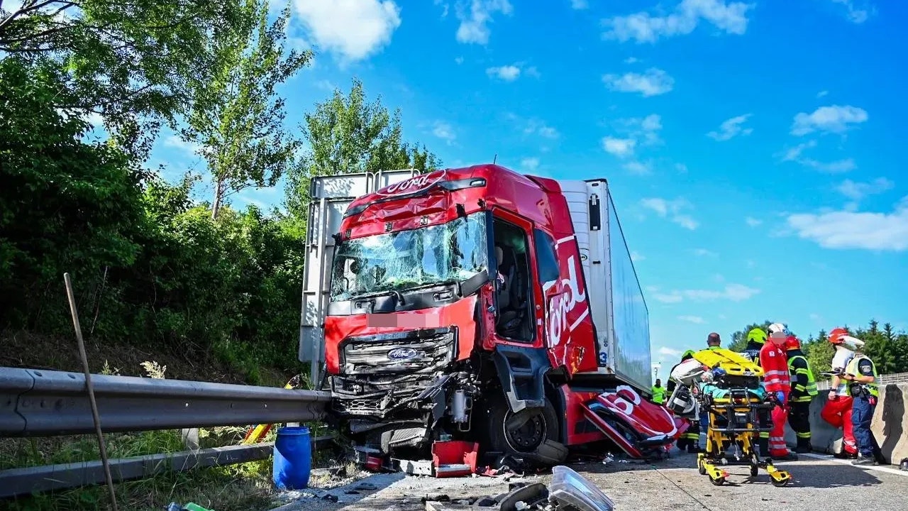 Heute.at - Mega-Stau nach Crash auf Autobahn mit Lkw und Autos