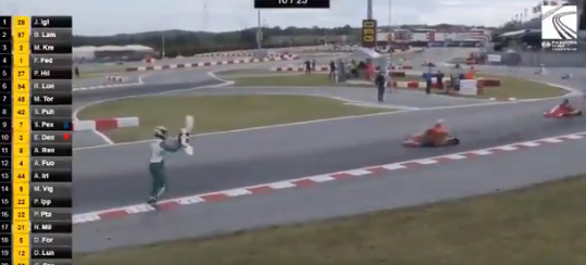 Der Kartfahrer wirft eine Stoßstange auf die heranrasenden Rivalen.