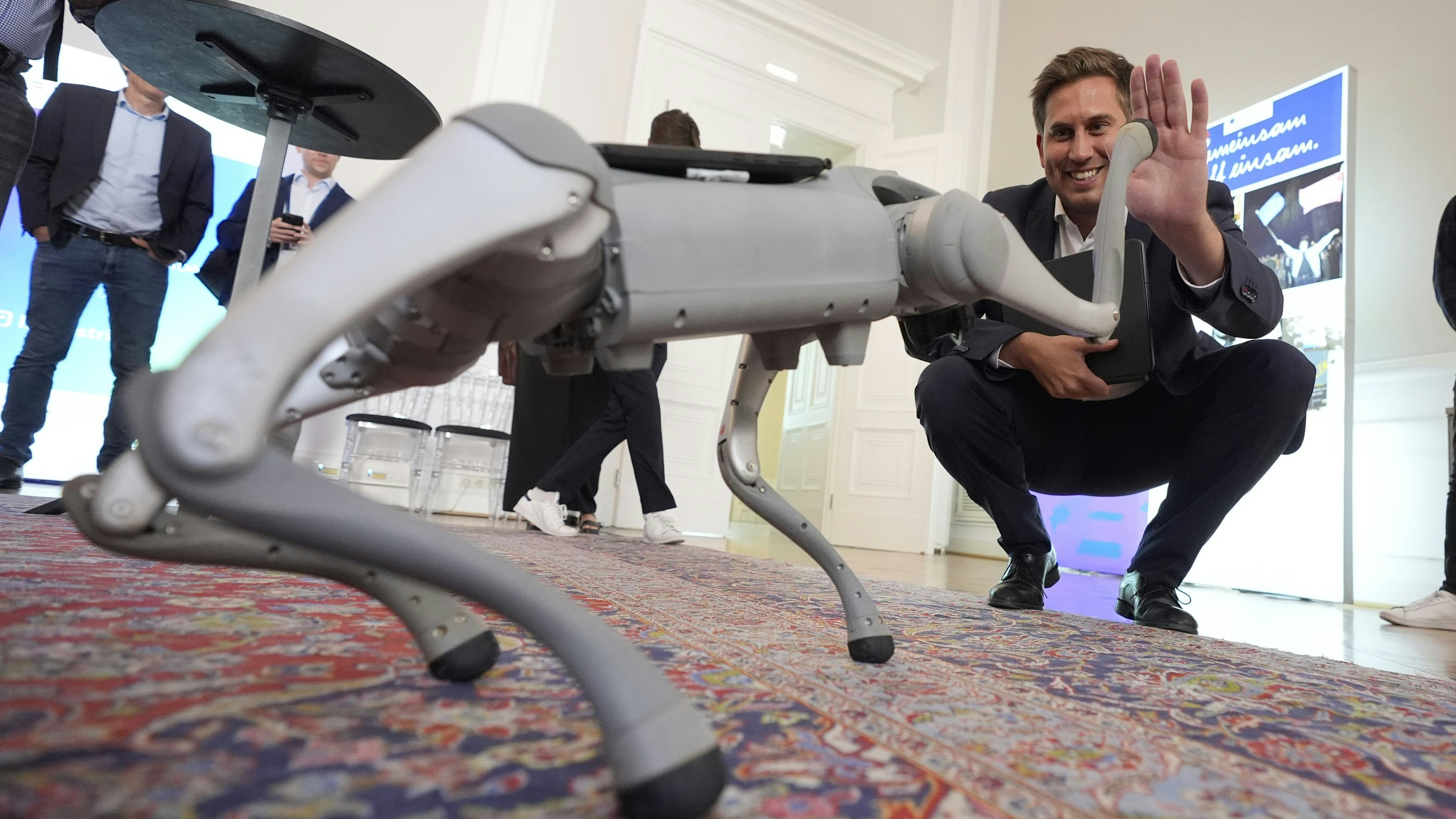 "Give me Five": Ein Robo-Hund unterstützte Pröll bei der Pressekonferenz zur neuen ID Austria.