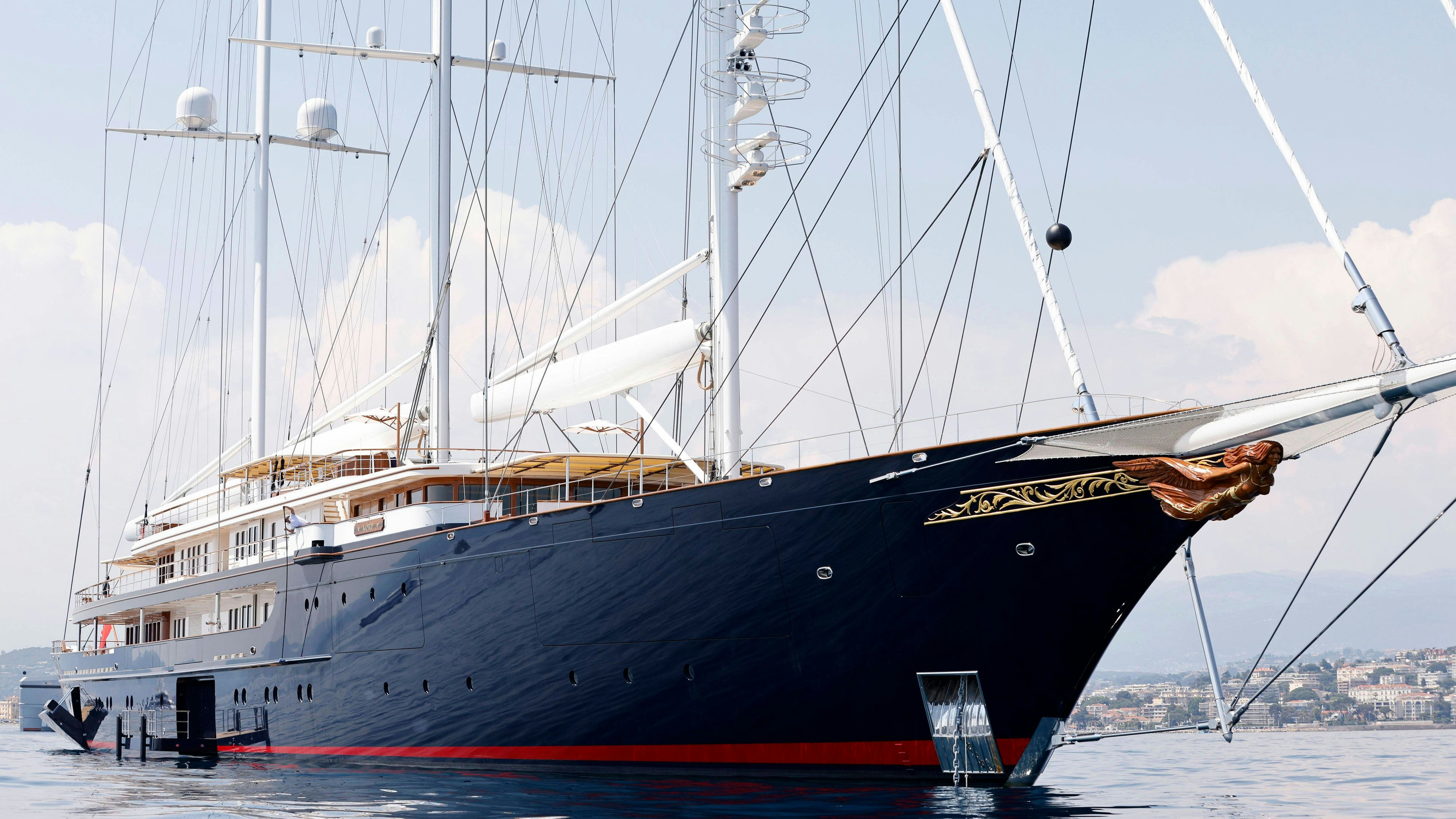 Jeff Bezos 127 Meter lange Superyacht kam am Montag in Italien an. 