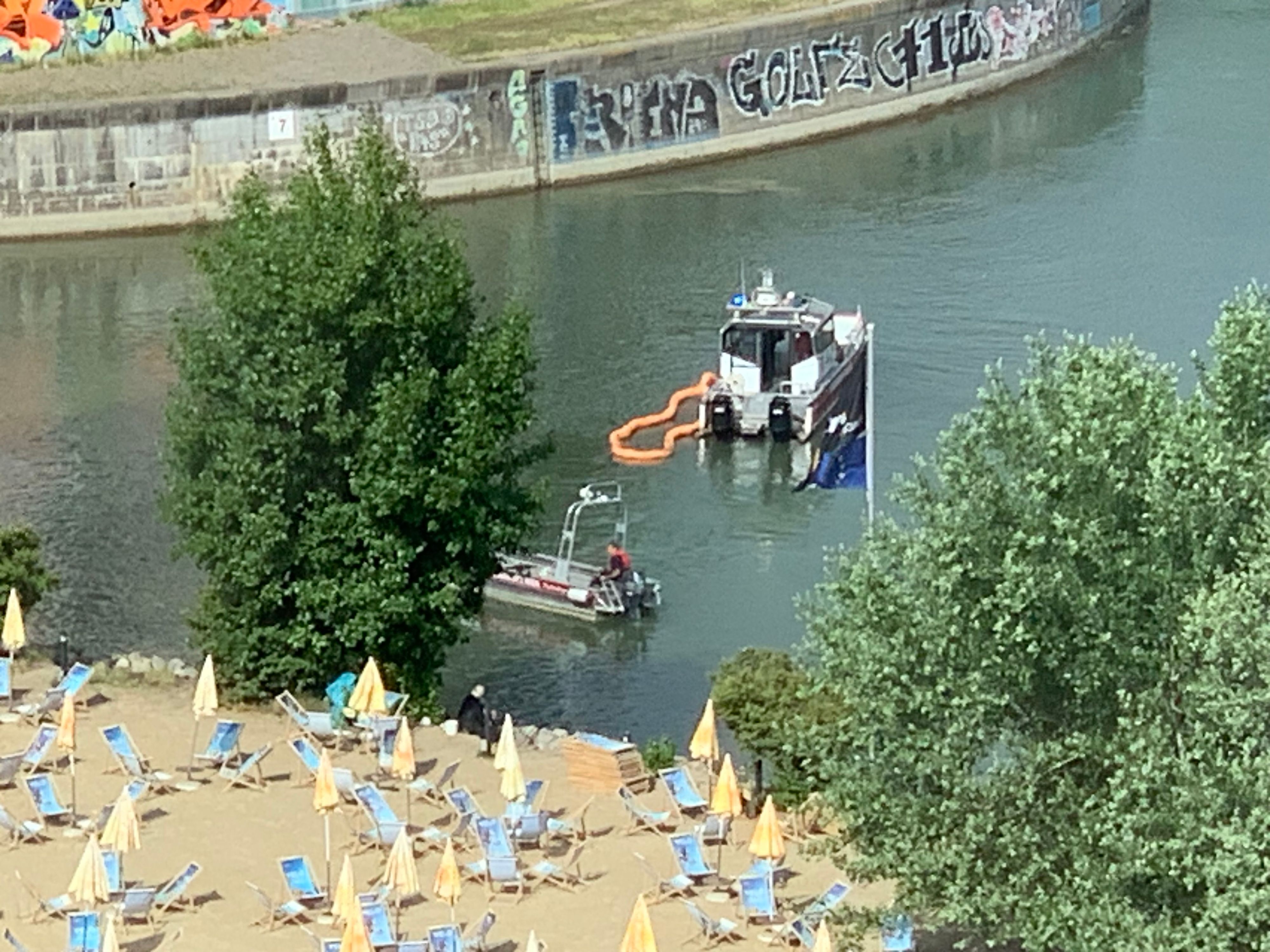 Der Ölfilm konnte von der Feuerwehr eingedämmt werden