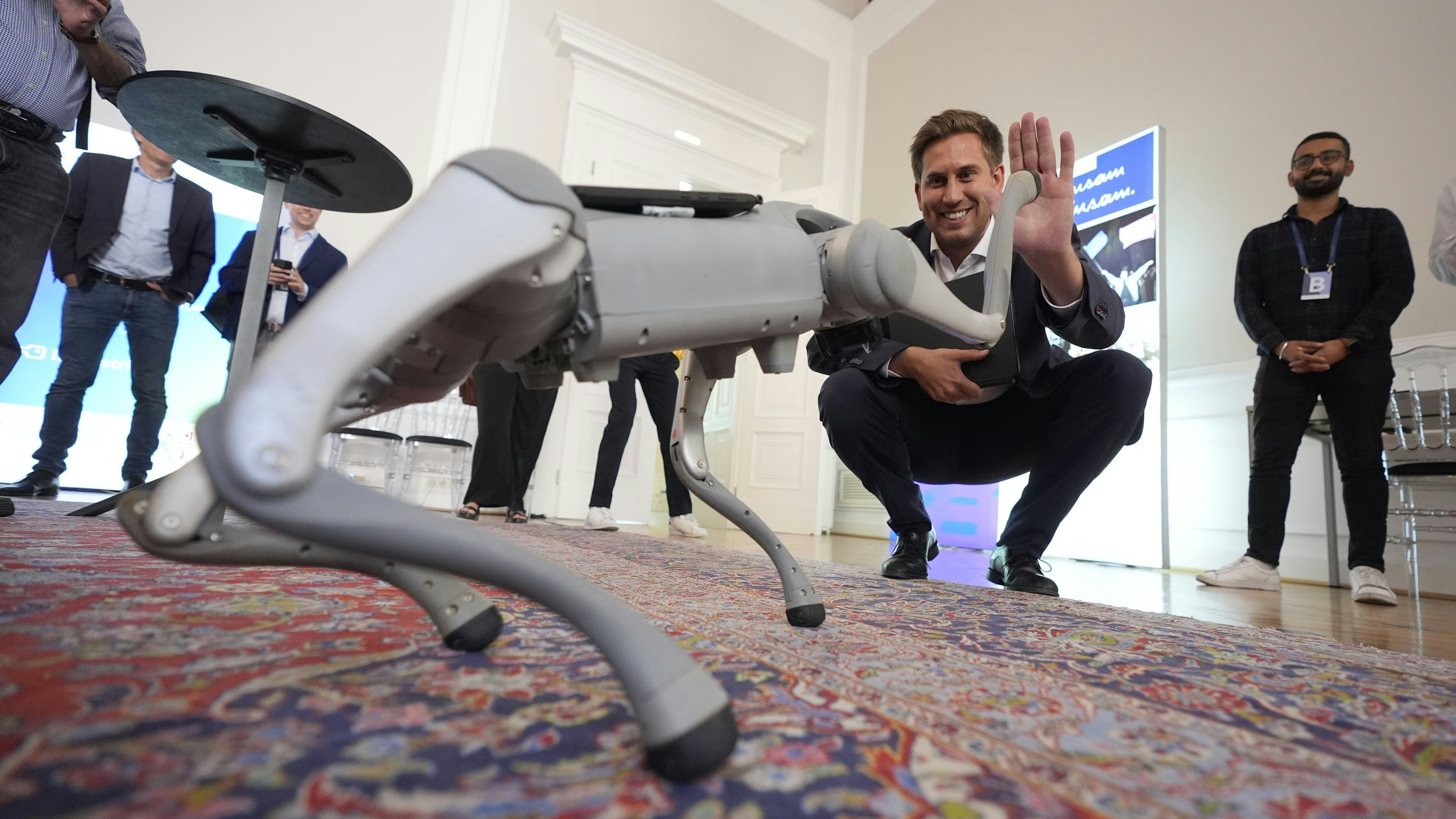 Digitalisierungs-Staatssekretär Pröll mit Robo-Hund, der als neuer Assistent im Kanzleramt dient.