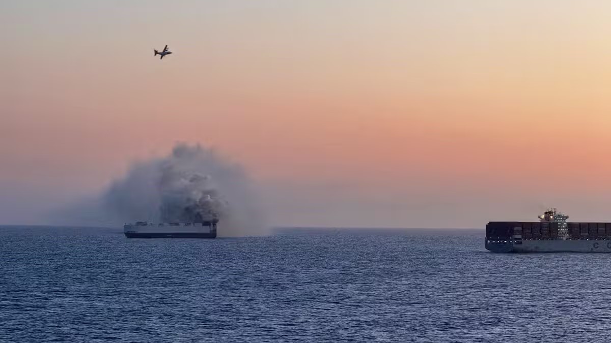 Heute.at - Frachter wegen Feuer verlassen – jetzt ist er gesunken