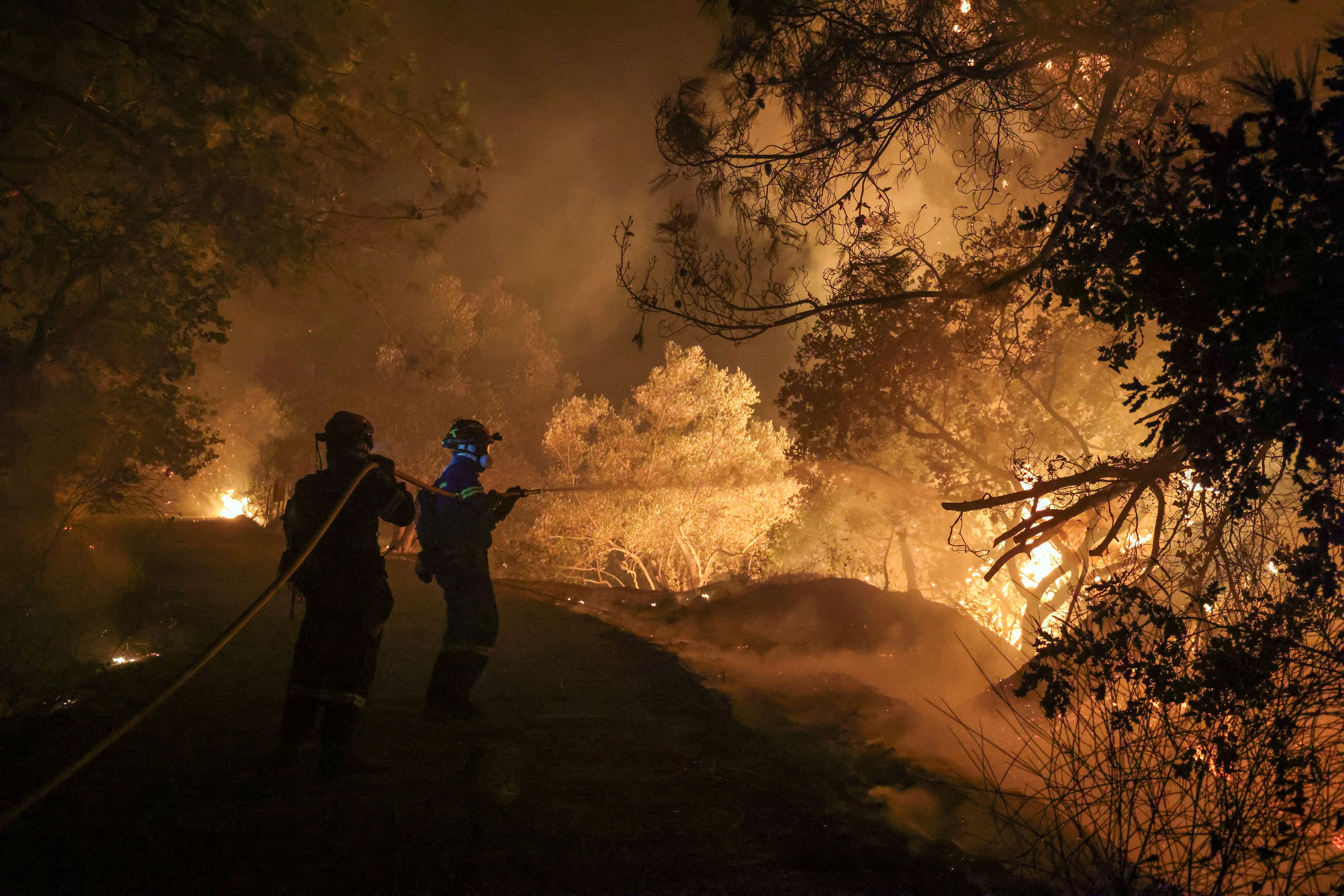 Auf Chios sind mehr als 500 Feuerwehrleute im Einsatz, auch zahlreiche Inselbewohner kämpfen den dritten Tag in Folge mit allen Mitteln gegen die Flammen.