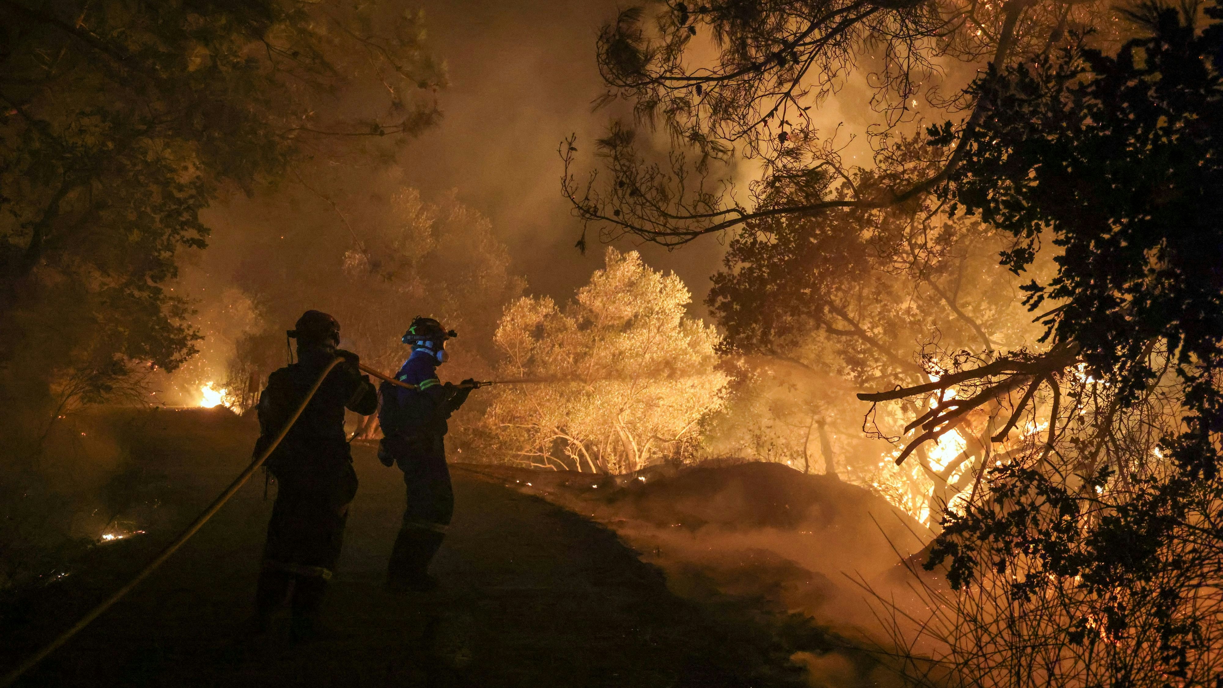Auf Chios sind mehr als 500 Feuerwehrleute im Einsatz, auch zahlreiche Inselbewohner kämpfen den dritten Tag in Folge mit allen Mitteln gegen die Flammen.